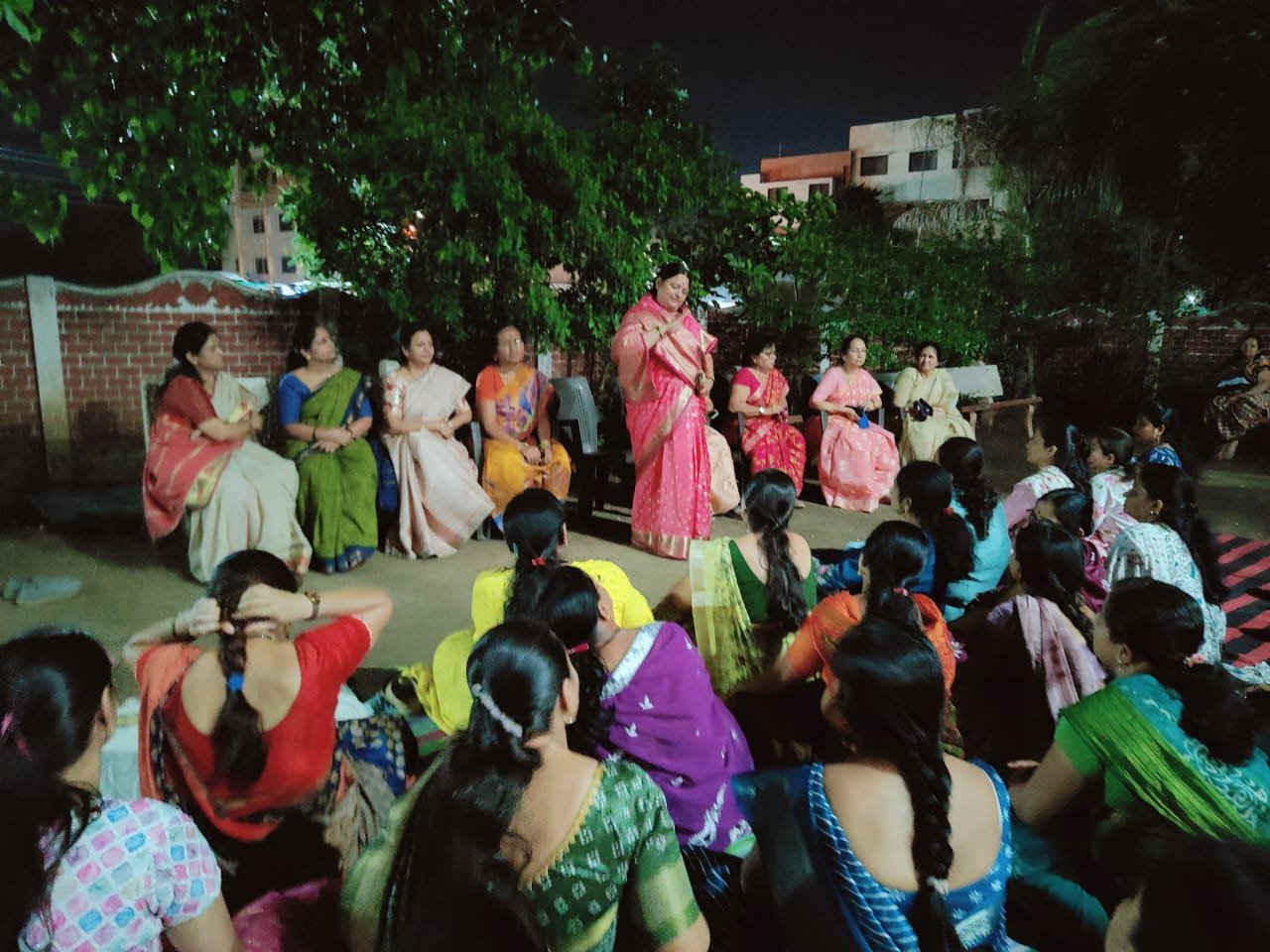 अमळनेरला महिला करत आहेत समाज प्रबोधन….  धकाधकीच्या आयुष्यात मुलींच्या सुरक्षिततेसाठी आईंची जागरूकता गरजेची  योग्य मार्गदर्शनातून मुलींच्या भविष्याचा उज्ज्वल मार्ग – सामाजिक बदलाचा संदेश