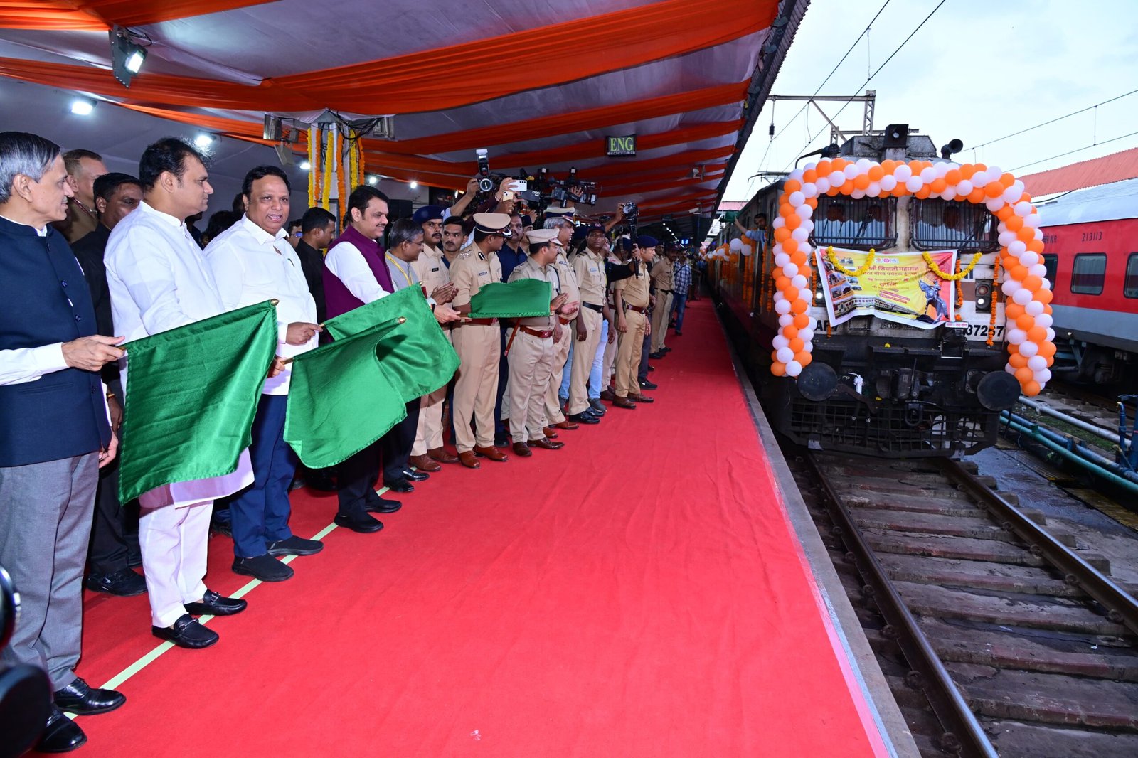छत्रपती शिवाजी महाराज गौरव सर्किट हा प्रेरणादायी प्रवास  – मुख्यमंत्री देवेंद्र फडणवीस  छत्रपती शिवाजी महाराज सर्किट रेल्वेला हिरवा झेंडा दाखवून मुख्यमंत्री देवेंद्र फडणवीस यांनी केला शुभारंभ.
