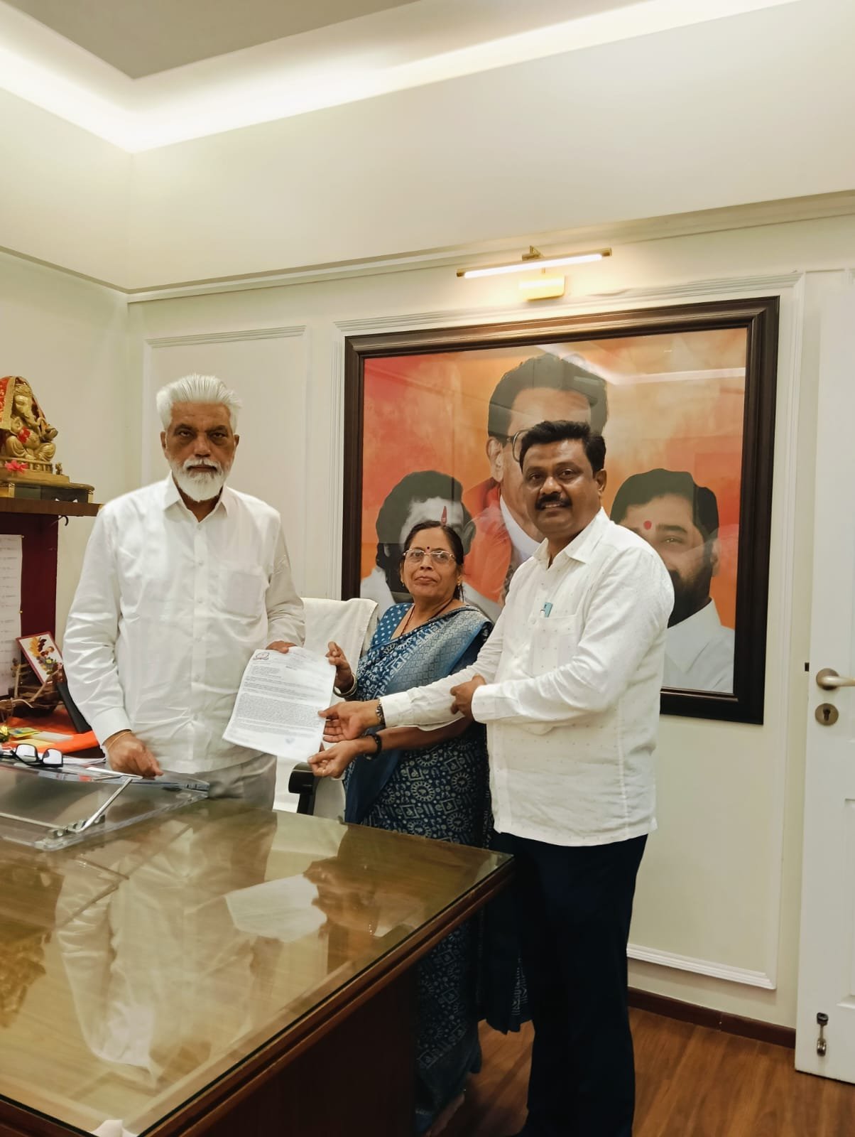 मुंबईतील अतिरिक्त शिक्षकांचे समायोजन ठाणे पालघर जिल्ह्यात करू नका‌. ठाणे पालघर जिल्ह्यातील अतिरिक्त शिक्षक जाणार कुठे..?* – गुलाबराव पाटील *महाराष्ट्र राज्य शिक्षक परिषदेची शिक्षण मंत्र्यांशी भेट*