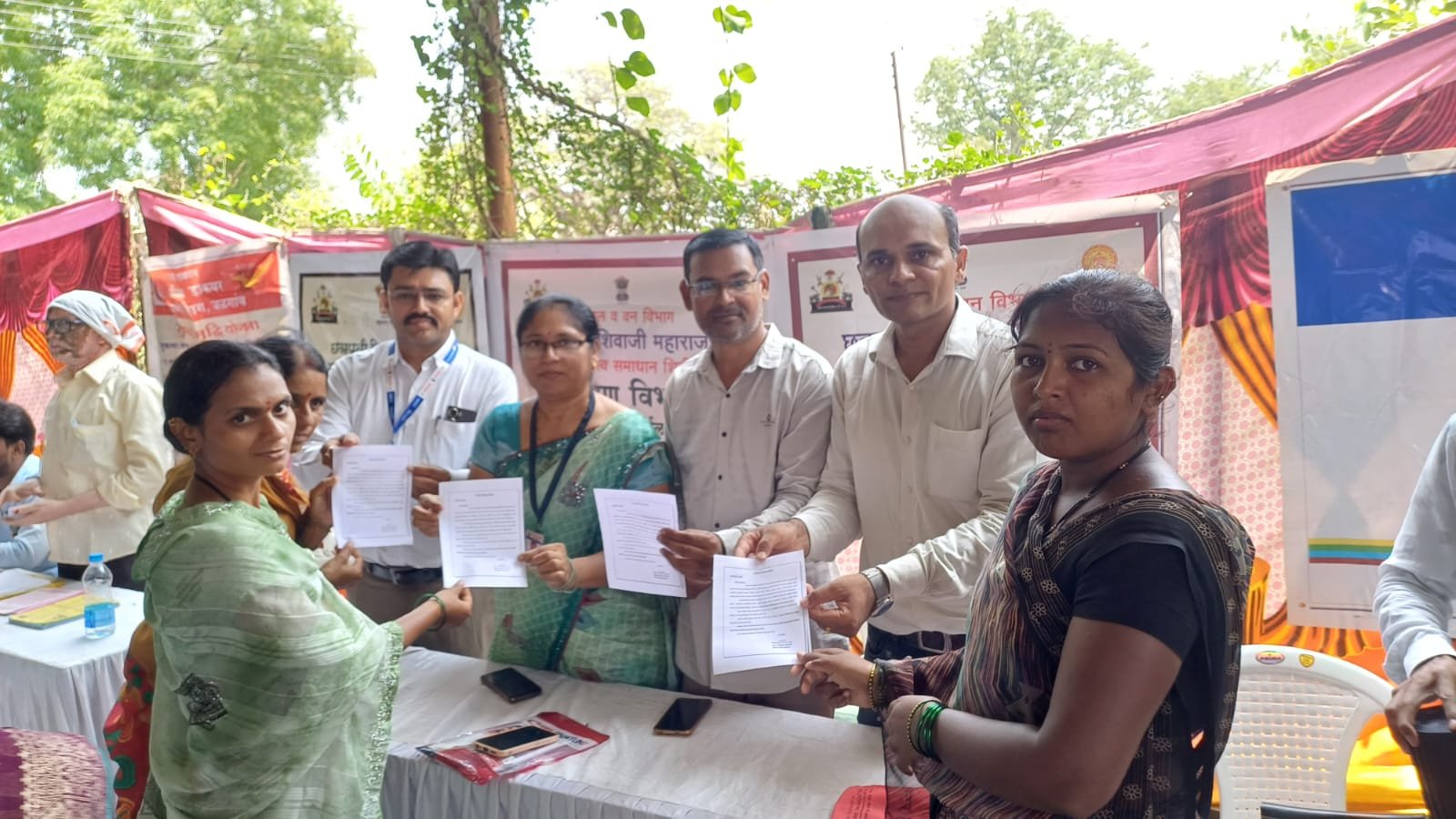 शिरसोली येथे मुख्य कार्यकारी अधिकारी मीनल करणवाल यांचे पत्र पालकांना वितरीत*, जि प शाळांच्या पटसंख्या वाढीसाठी अभिनव उपक्रम