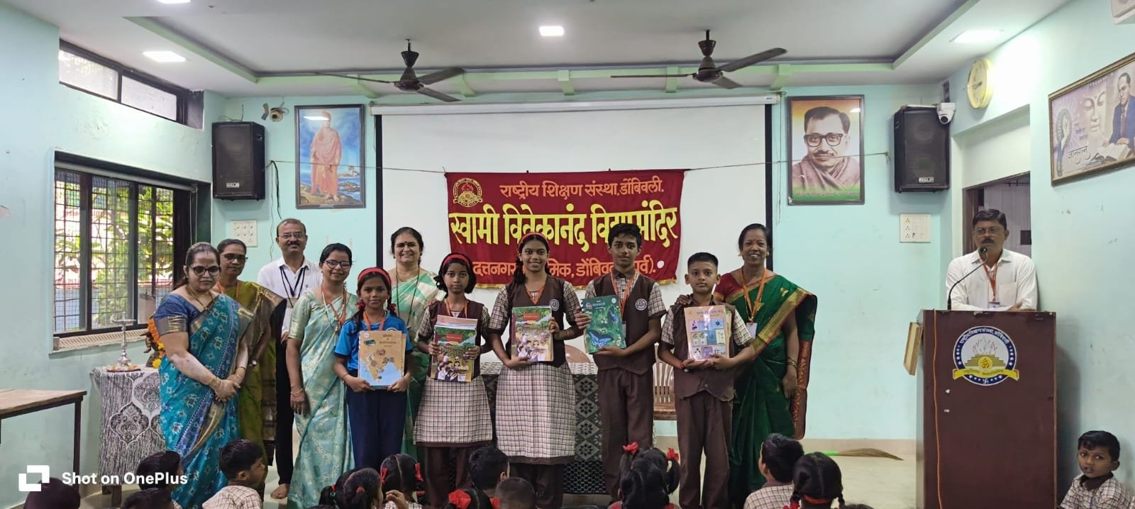 स्वामी विवेकानंद विद्यामंदिर दत्तनगर शाळेत विद्यार्थ्यांचा प्रवेशोत्सव उत्साहात.  अवांतर वाचन करून आपल्या ज्ञानात भर टाका :: गीतांजली मुणगेकर .