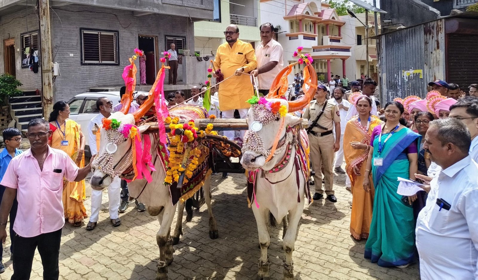 पालकमंत्री गुलाबराव पाटील बैलगाडीतून विद्यार्थ्यांसोबत शाळेत दाखल*  *”मुलांनो, खेळा, हसा, शिका आणि उंच भरारी घ्या!”*– *पालकमंत्री गुलाबराव पाटील*  ▪️पुष्पवृष्टी, स्वागतगीत, पुस्तके-वह्यांचे व दप्तरांचे वाटप
