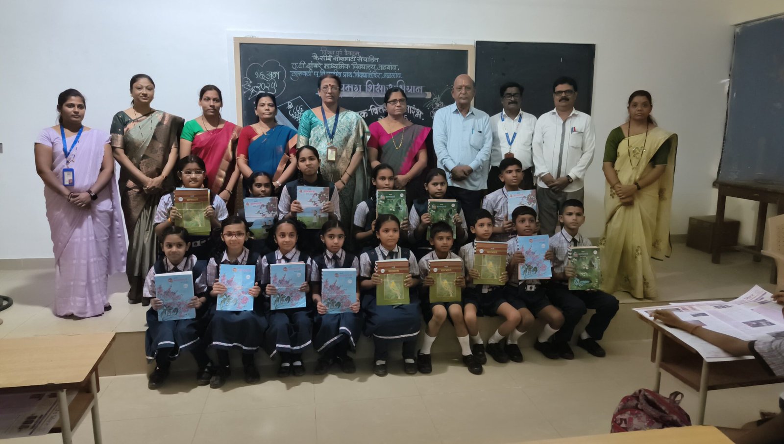 ए.टी झांबरे माध्यमिक विद्यालयात उत्साहातील प्रवेशोत्सव: नव्या विद्यार्थ्यांचे रंगीन स्वागत!**