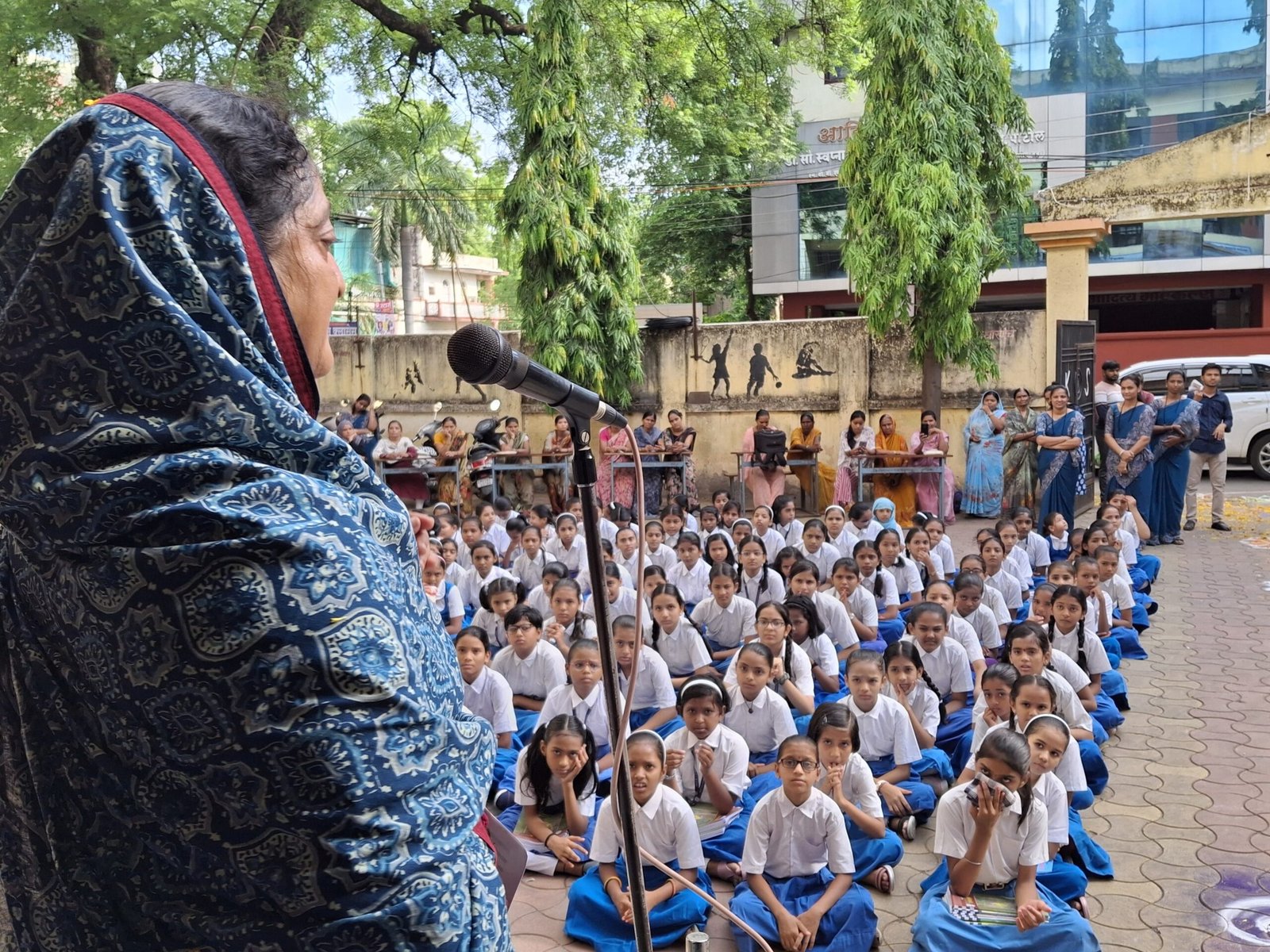 श्रीमती द्रौ.रा.कन्या शाळेत खासदार स्मिता वाघ यांनी केला नवोगत विद्यार्थिनींचा सत्कार  मोफत पाठ्यपुस्तके योजनेअंतर्गत विद्यार्थिनींना पुस्तक वाटप