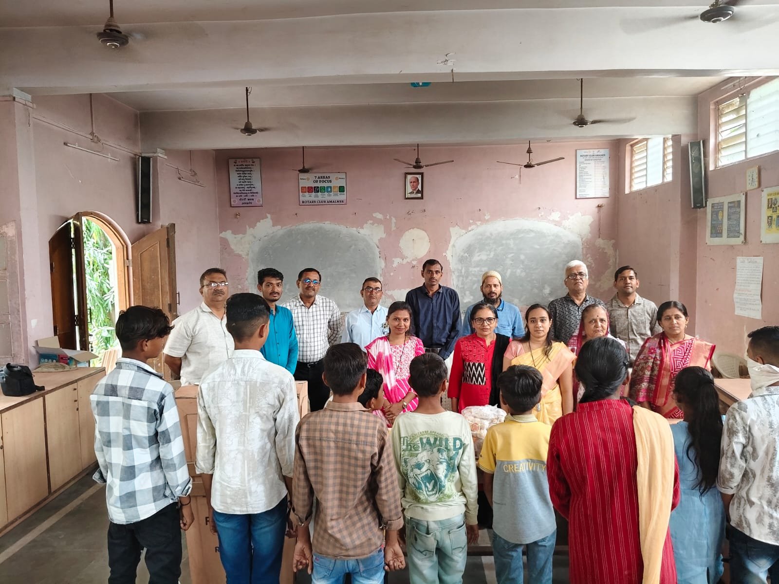 अमळनेरमध्ये रोटरी क्लब आणि आधार संस्थेच्या अंतर्गत ३० एचआयव्ही बाधित अनाथ मुलांना प्रोटीन व किराणा किट वाटप