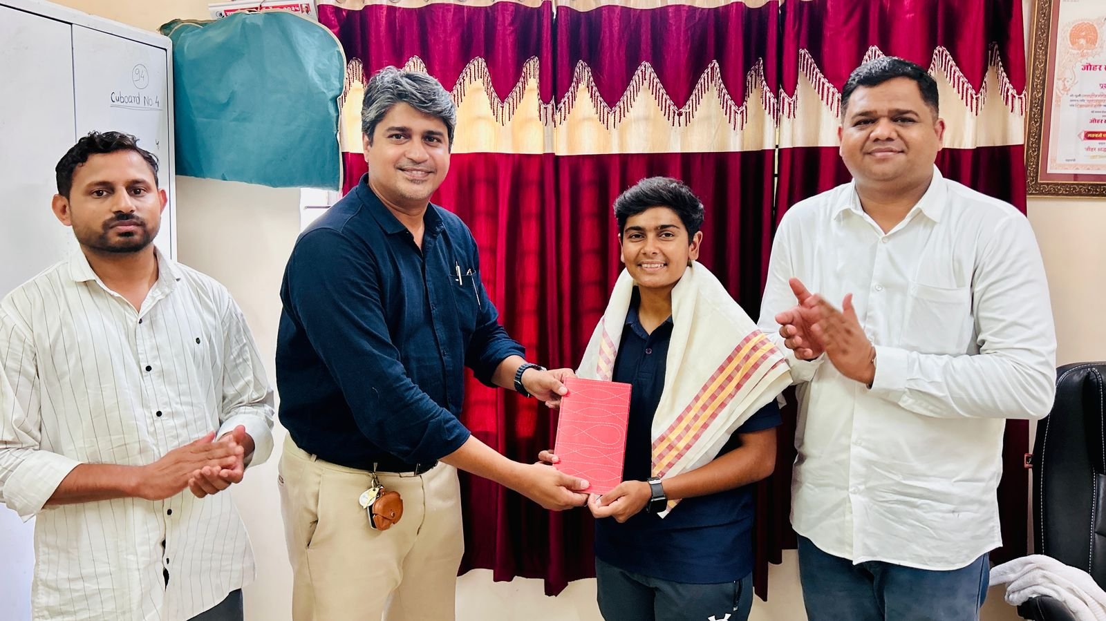 वडिलांचे छत्र हरपले: संघर्षातून केली वडिलांची अंतिम इच्छा पूर्ण.*  *नोबेल फाउंडेशनची विद्यार्थिनी मोनूचा जिद्दीचा प्रवास.*