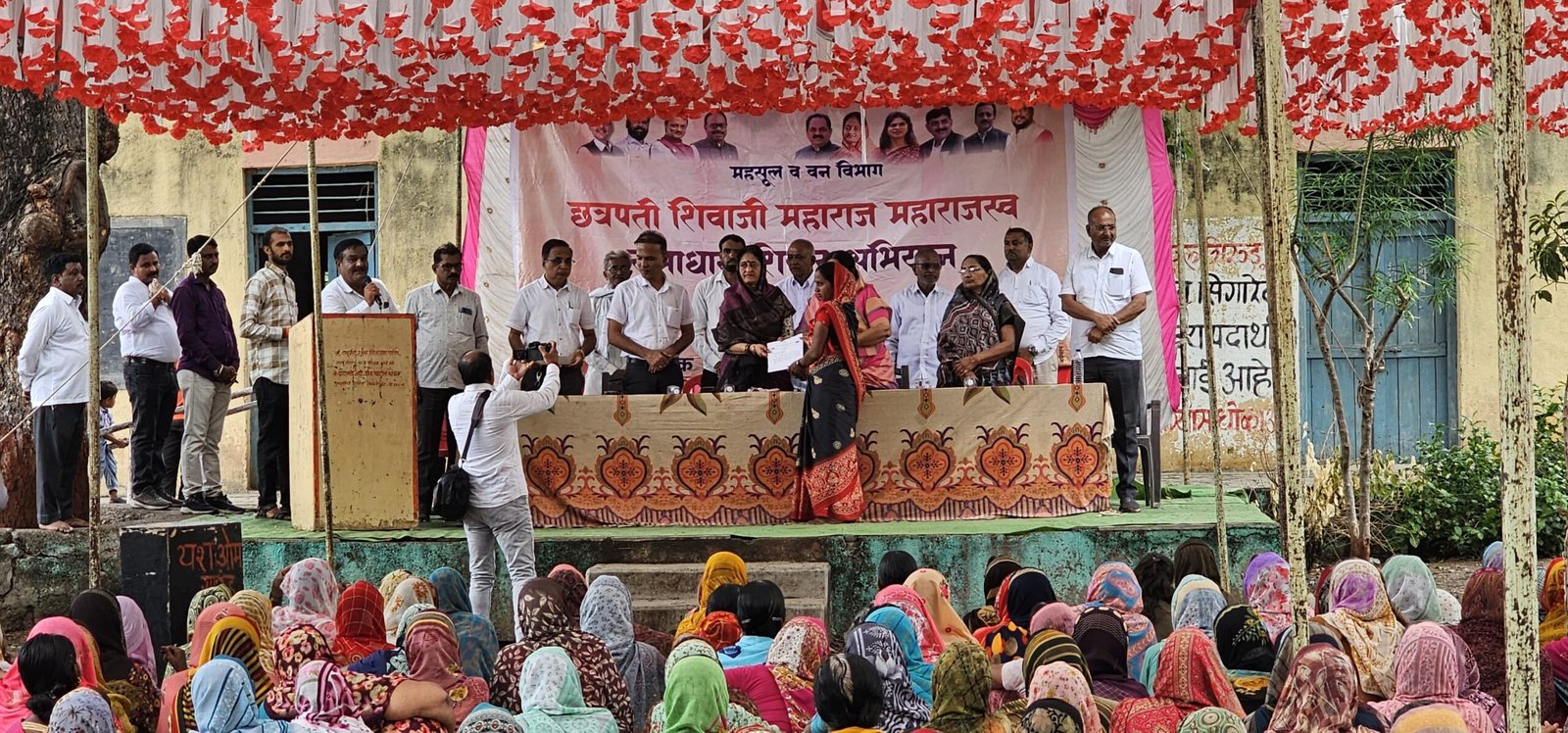 छत्रपती शिवाजी महाराज महाराजस्व समाधान शिबीर: शिरूडमध्ये सुमारे 700 नागरिकांनी लाभ घेतला, खासदार स्मिताताई वाघ यांच्या हस्ते झाले उद्घाटन