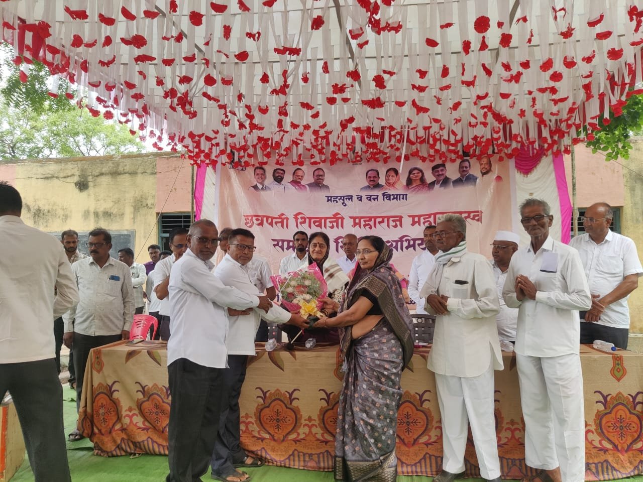 व्हि. झेड.पाटील हायस्कूल शिरूड यांच्यावतीने खासदार श्रीमती स्मिता वाघ यांचे अभिनंदन!!