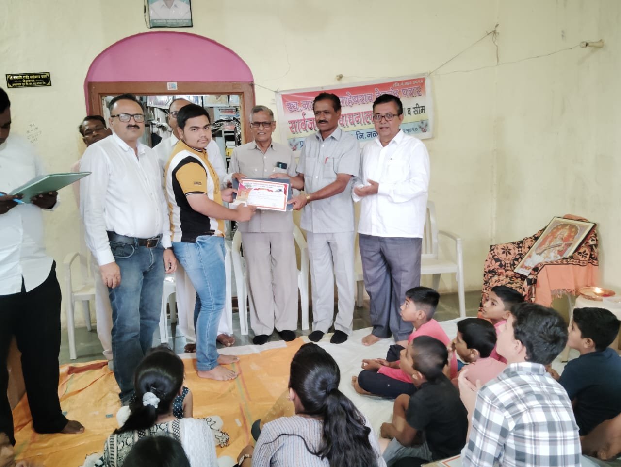 स्वप्नपूर्तीच्या वाटेवर पावले; गुणवंत विद्यार्थ्यांचा खेडी वाचनालयात जल्लोषात सत्कार