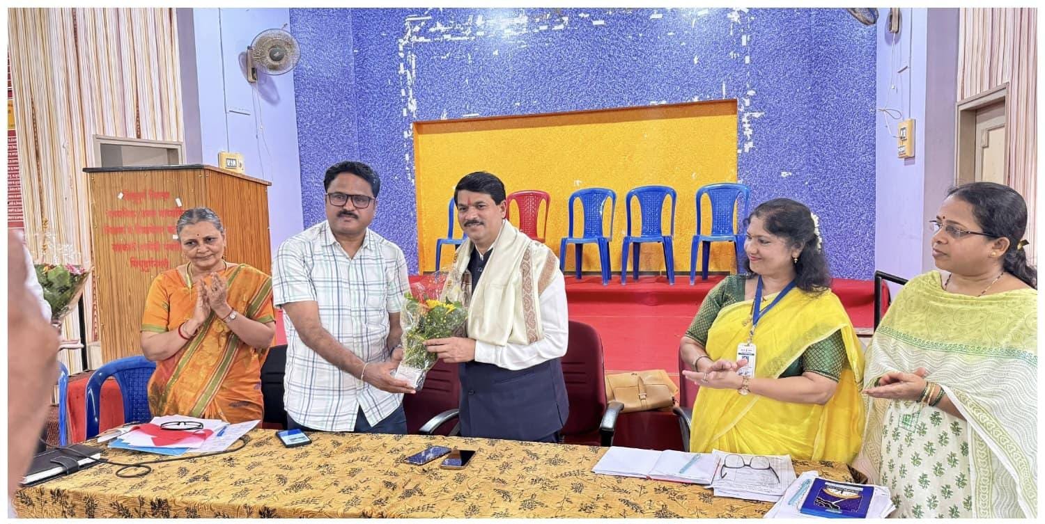 सिंधुदुर्ग जिल्ह्यातील शैक्षणिक समस्या तातडीने सोडवण्यासाठी कोकण विभाग शिक्षक आमदार ज्ञानेश्वर म्हात्रे शैक्षणिक बैठक संपन्न*