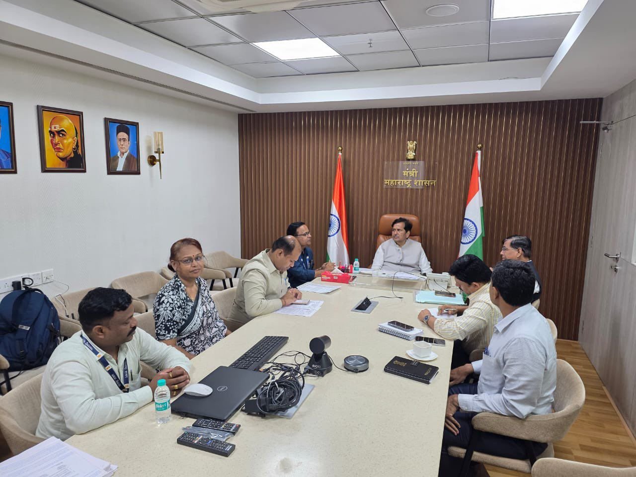 औद्योगिक प्रशिक्षण संस्थांमधील तासिका निदेशकांना न्याय*  *५ वर्षांपेक्षा जास्त सेवा झालेल्या निदेशकांची परीक्षा घेऊन उत्तीर्ण होणाऱ्यांना नियमित करण्याचे मंत्री लोढा यांचे निर्देश*