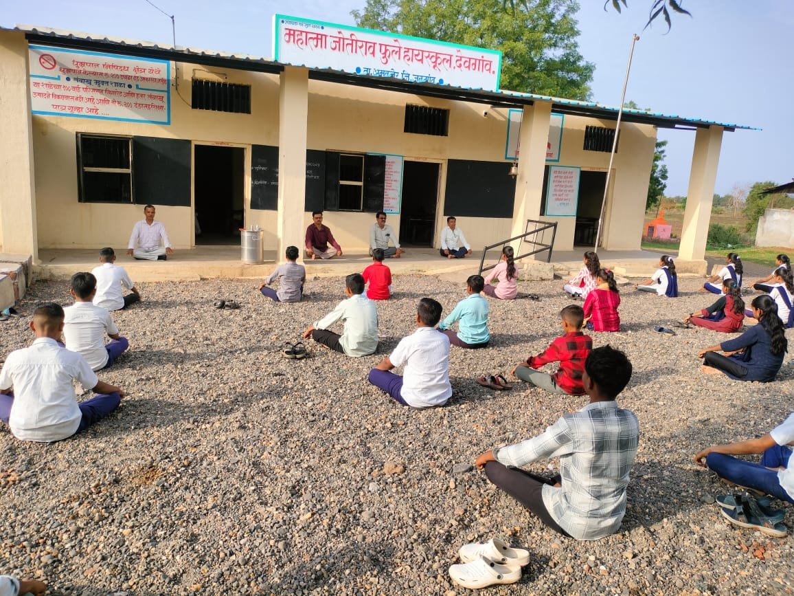 महात्मा जोतीराव फुले हायस्कूल देवगांव येथे योगा दिनाचा आनंददायी उत्सव