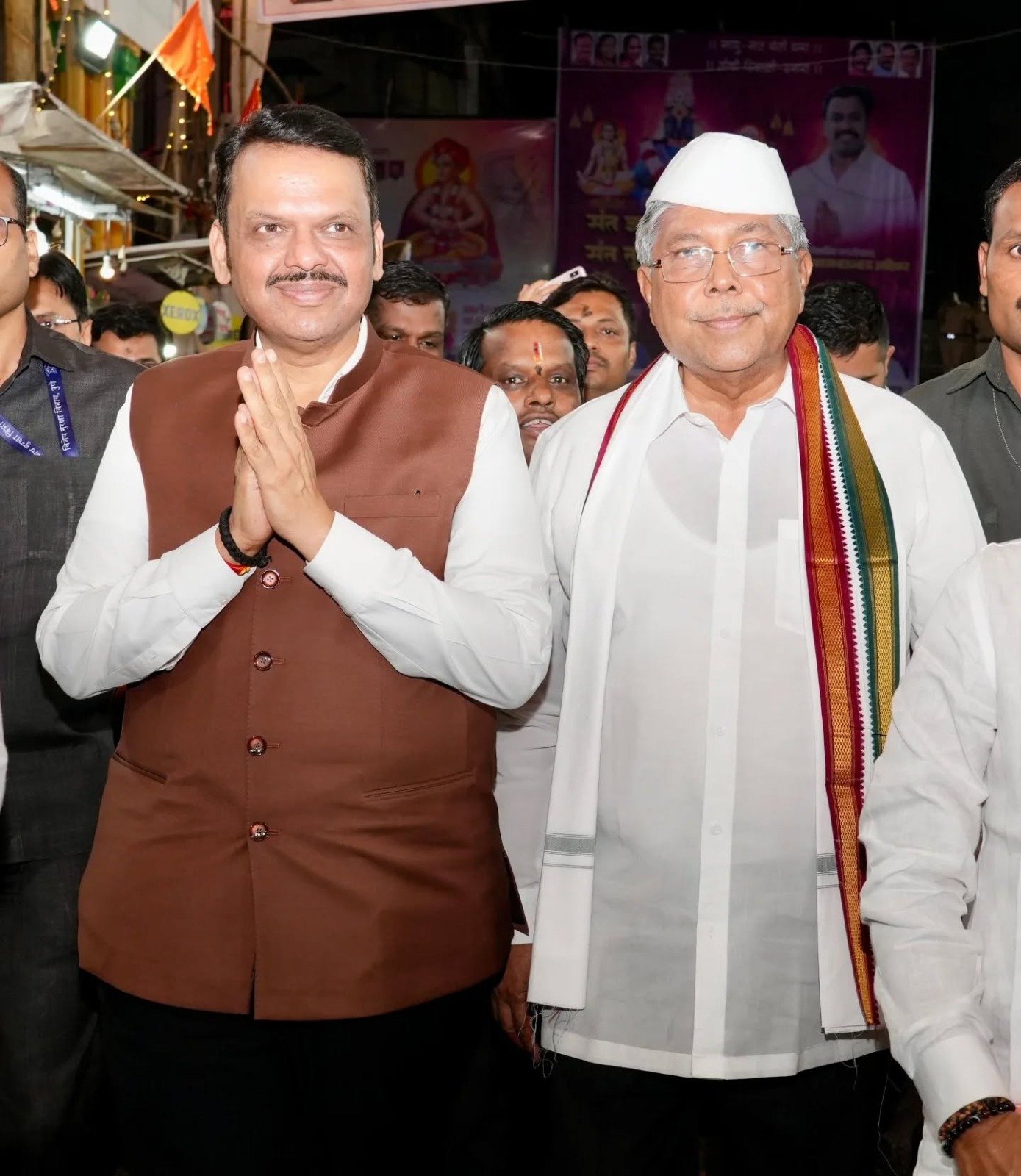 मुख्यमंत्री देवेंद्र फडणवीस यांच्यासह उच्च व तंत्र शिक्षण मंत्री चंद्रकांत पाटील यांनी घेतले संतश्रेष्ठ श्री ज्ञानेश्वर महाराज पादुकांचे दर्शन*