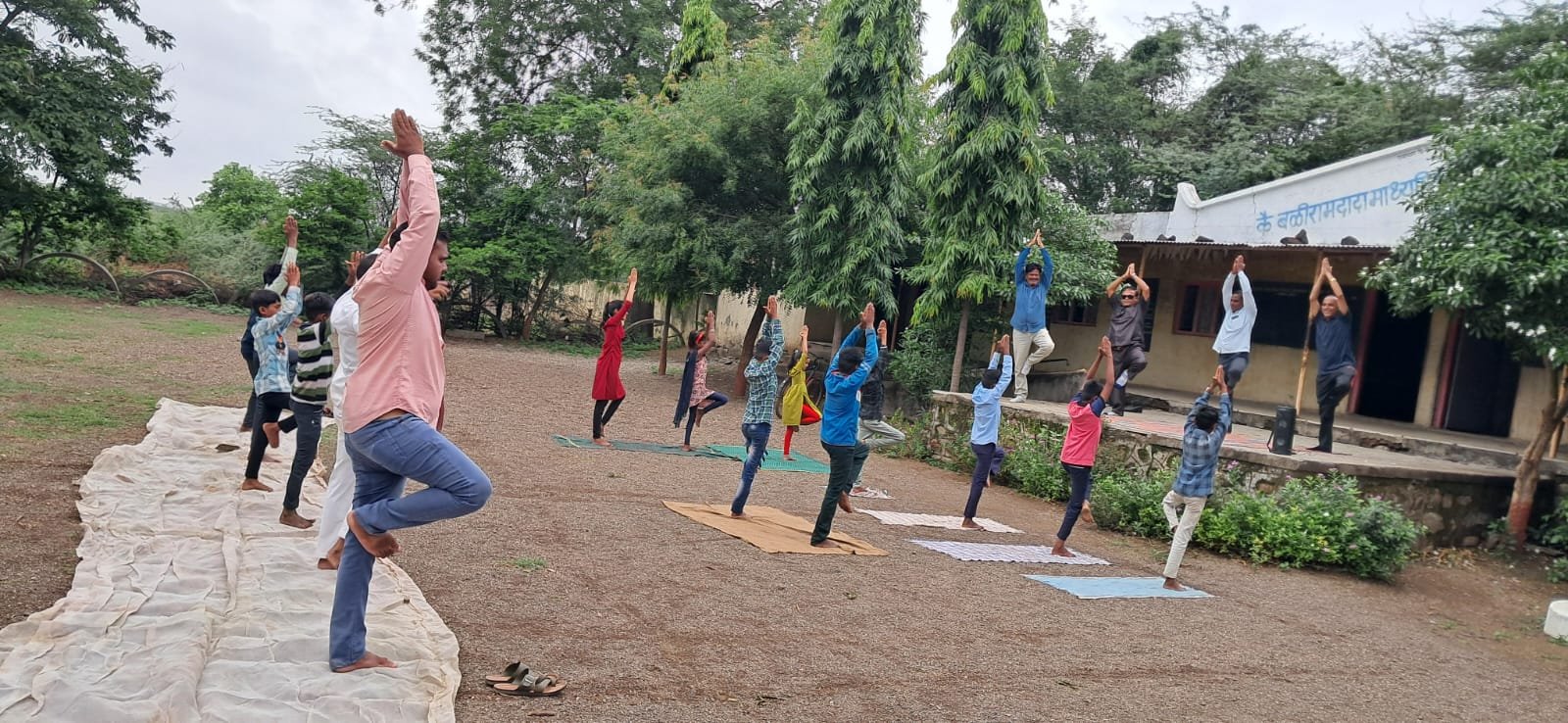 कै. बळीरामदादा माध्यमिक विद्यालय ब्राम्हणवेल येथे जागतिक योग दिन एक पृथ्वी- एक स्वास्थ्य . संकल्पनेत साजरा . .