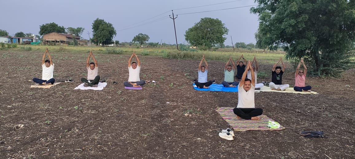मॉर्निंग वॉक ग्रुप धुळे रोड अमळनेरच्या सदस्यांनी उत्साहाने पार पाडला आंतरराष्ट्रीय योगा दिन!