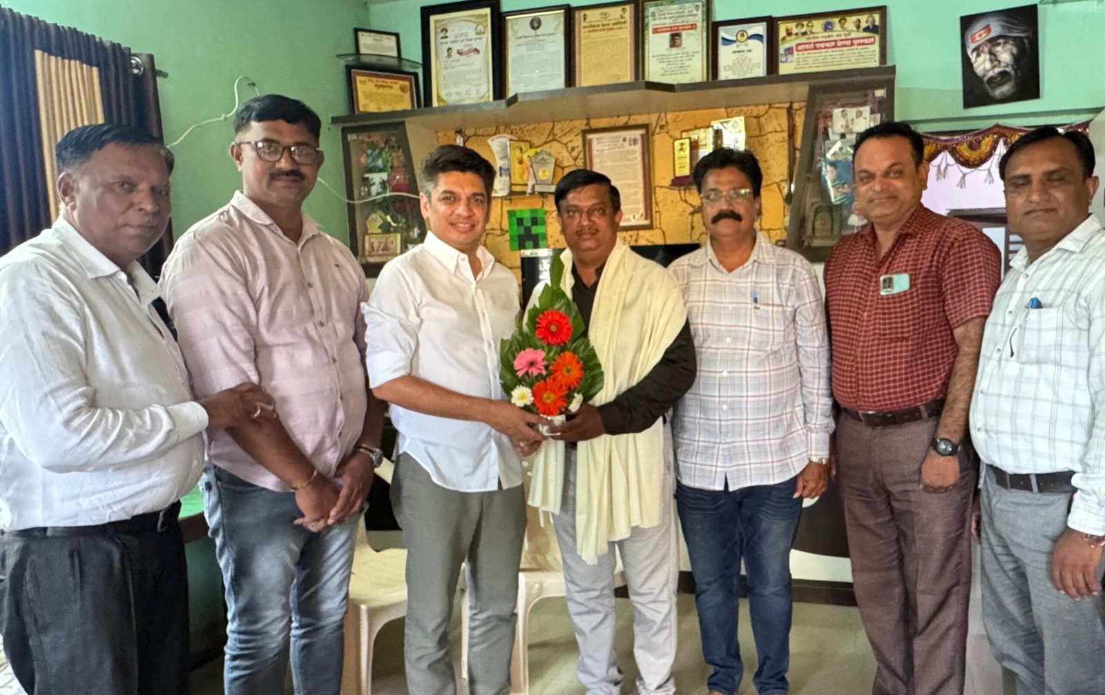 आमदारांनी केलेला सत्कार प्रेरणा देणारा ठरणार उमेश काटे : अमळनेरला आमदार सत्यजित तांबे यांची भेट