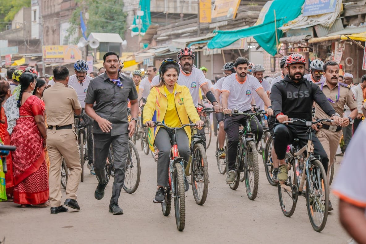 पंढरपूर मध्ये ‘फिट इंडिया संडे ऑन सायकल उपक्रमाचे केंद्रीय क्रीडा राज्यमंत्री श्रीमती रक्षा खडसे यांच्या हस्ते भव्य उद्घाटन*  ▪️ *पाच हजार सायकलस्वारांचा सहभाग, राष्ट्रीय विक्रम प्रस्थापित*
