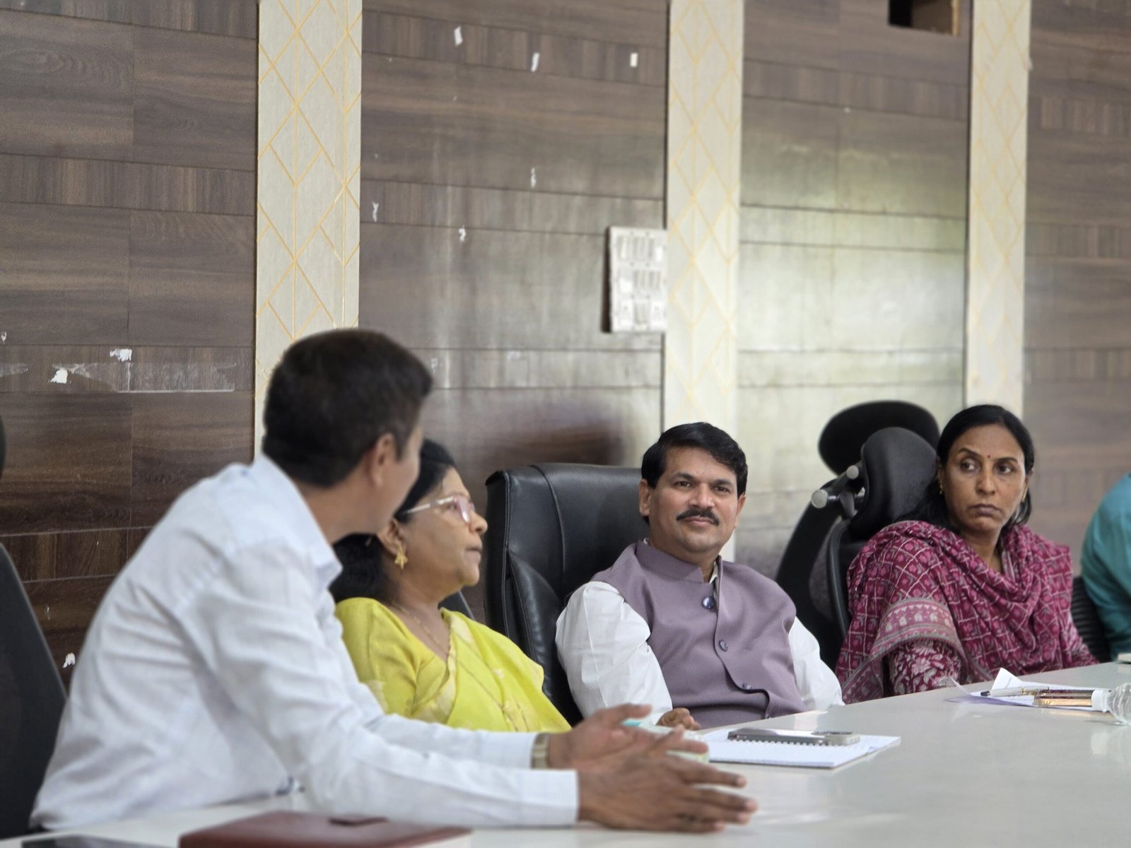 कोकण विभाग शिक्षक आमदार ज्ञानेश्वर म्हात्रे यांचा झंझावाती दौऱ्यात रत्नागिरी जिल्ह्यातील कर्मचाऱ्यांच्या प्रलंबित समस्या तातडीने सुटल्या.  शिक्षकांची सावली ज्ञानेश्वर माऊली यांनी खऱ्या अर्थाने शिक्षकांचे कार्यसम्राट आहेत हे आज सर्वांनाच पाहायला मिळाले.