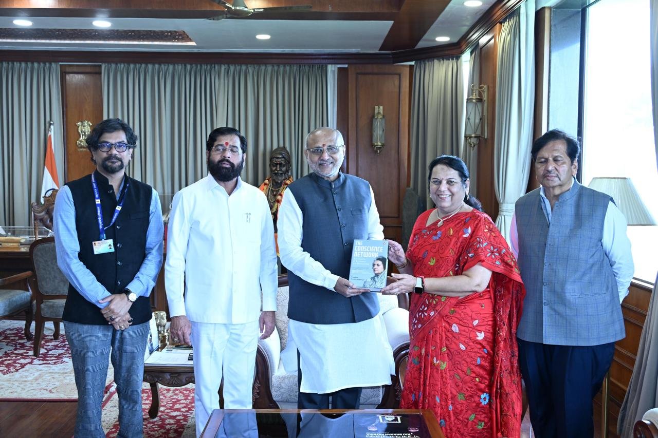 उपसभापती डॉ. नीलम गोऱ्हे यांनी राज्यपालांची घेतली सदिच्छा भेट…*  *”The Conscience Network” पुस्तक भेट देत लोकशाहीच्या संघर्षावर संवाद*