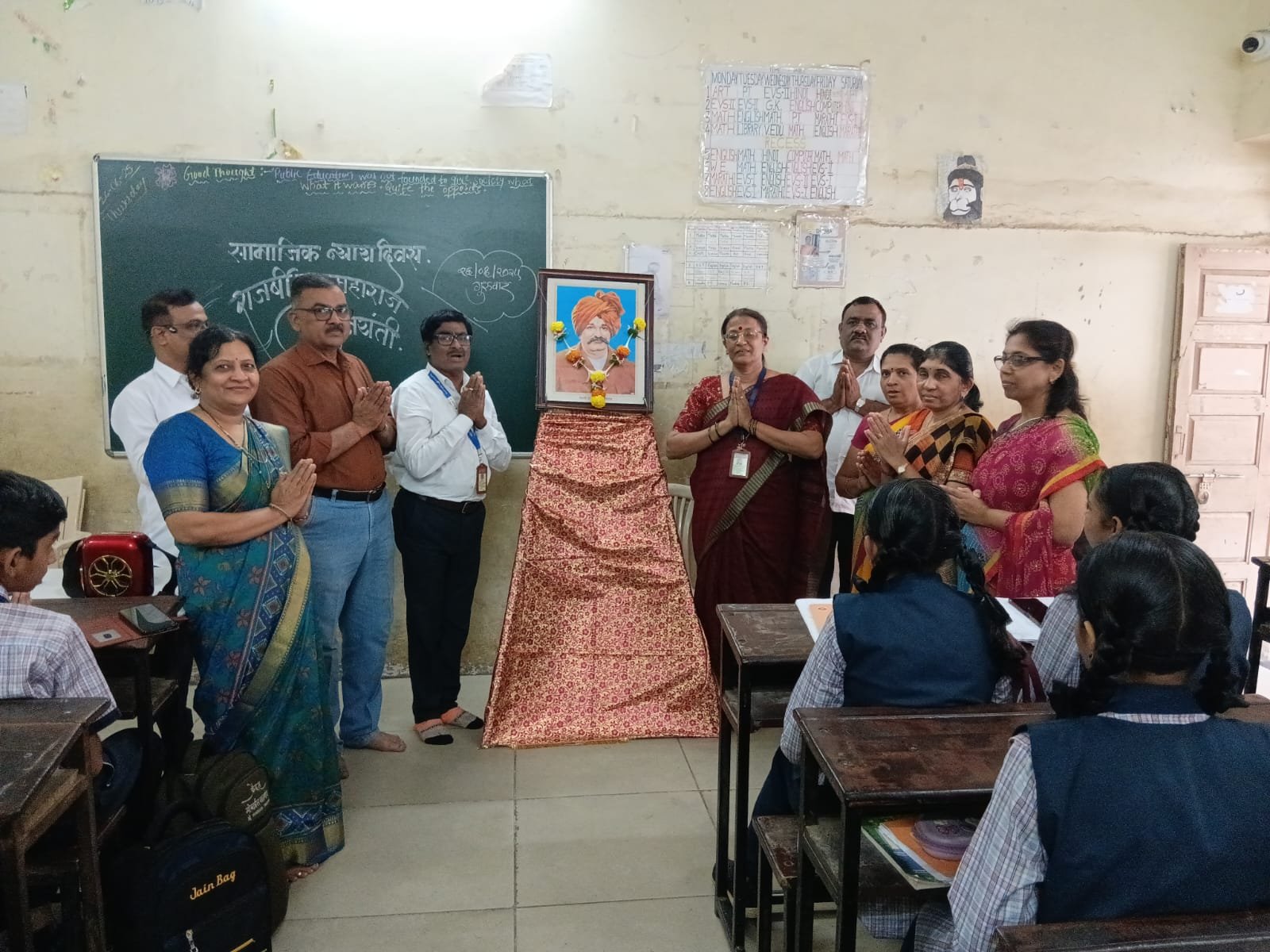 एटी झांबरे माध्यमिक विद्यालयात सामाजिक न्याय दिवस व राजर्षी शाहू महाराज जयंती