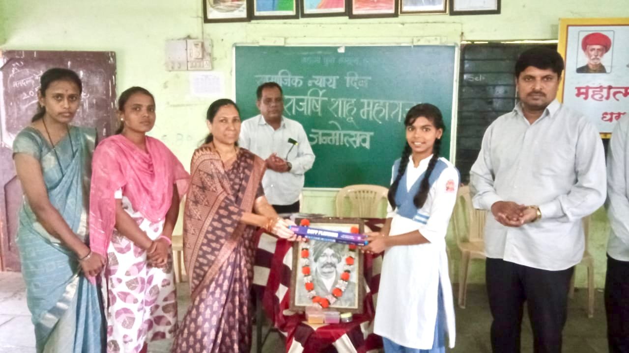 महात्मा फुले हायस्कूल येथे सामाजिक न्याय दिनानिमित्त निबंध स्पर्धा !…  कष्टकरी, शेतकरी, रयतेचे दुःख जाणणारा लोकराजा !… – पी डी पाटील