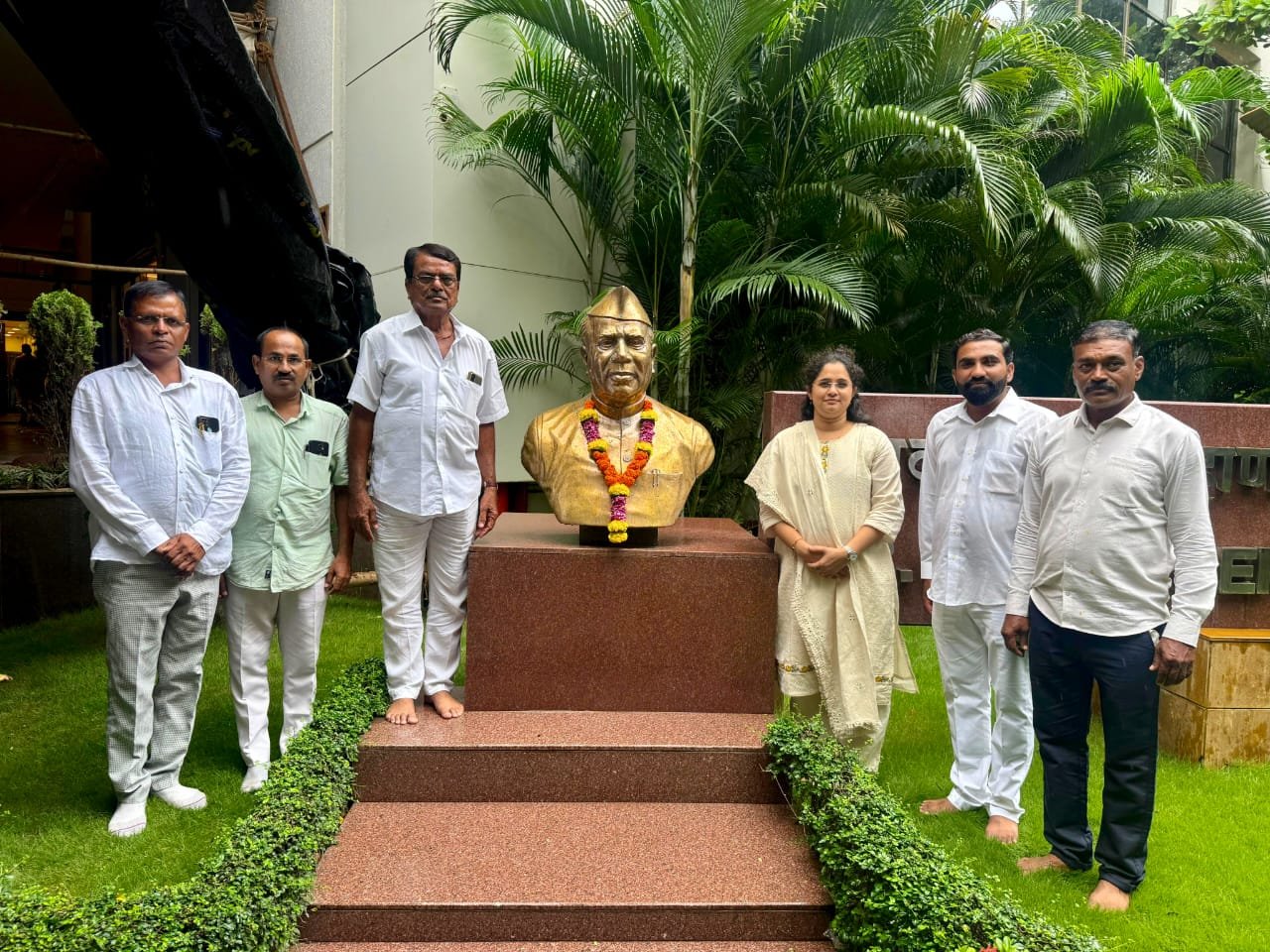 साहेबांच्या निष्ठावंतांनी घेतली सुप्रिया सुळे यांची भेट…