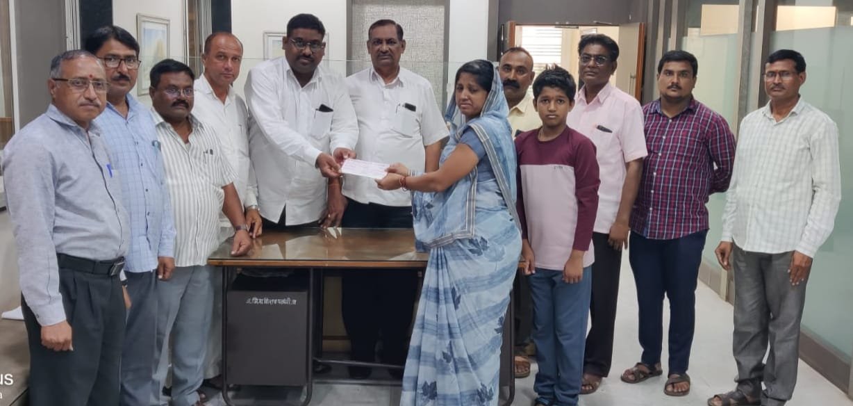 जळगांव माध्यमिक शिक्षक पतपेढी तर्फे मयत सभासद वारसाला अठरा लाख पंच्यात्तर हजार मदतीचा धनादेश प्रदान*