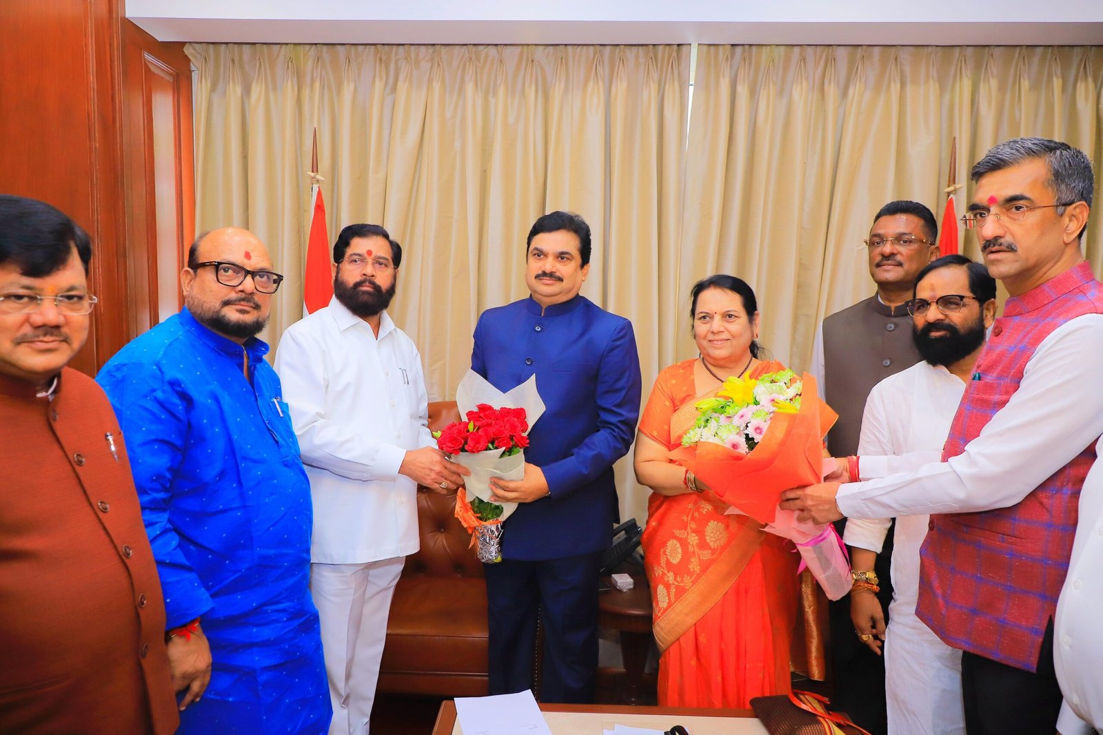 अधिवेशनाच्या प्रारंभी उपमुख्यमंत्री एकनाथ शिंदे व मंत्रीमंडळातील सदस्यांकडून सभापती-उपसभापतींना पुष्पगुच्छ देत शुभेच्छा*