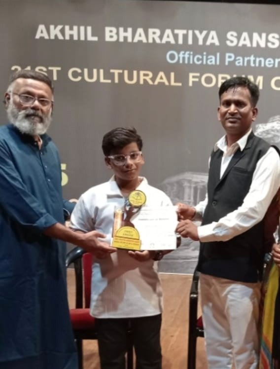 तबला वादन स्पर्धेत श्रेयस सोनटक्के राज्यस्तरी स्पर्धेत प्रथम, शिवराज सानेनी दिली हार्मोनियमची साथ.