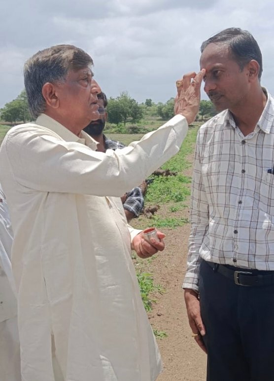 पारोळा येथील राजवड आदर्श गावात शेत रस्त्यांचे अतिक्रमण मुक्ती; तहसीलदार डॉ. उल्हास देवरे यांचा शेतकऱ्यांचा कृषीभूषण पाटील यांनी केला सत्कार
