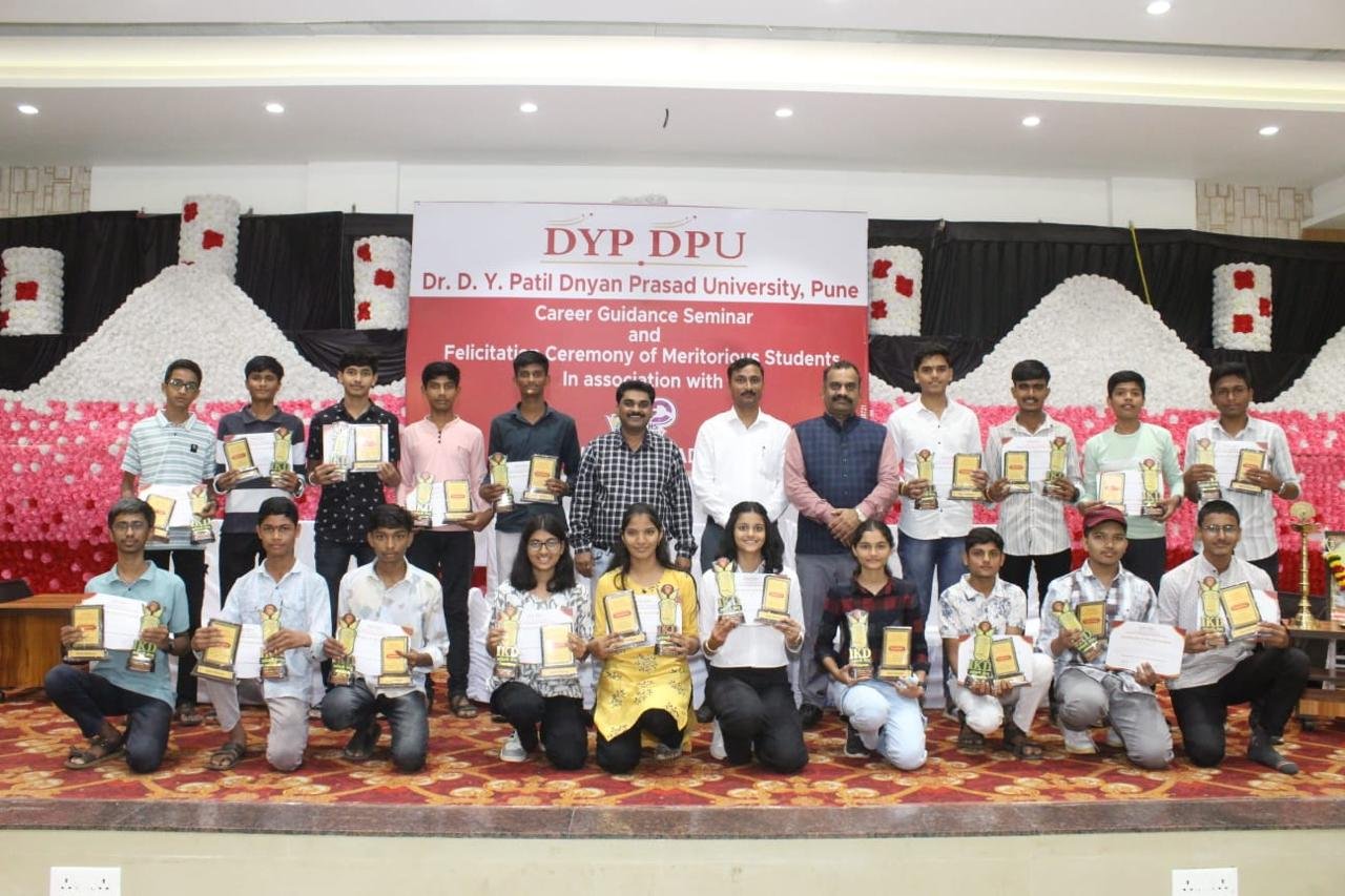 संधी ओळखा, योग्य दिशा निवडा, यश तुमचेच आहे! सेमिनार मध्ये मार्गदर्शक मान्यवरांचा सूर , “‘योग्य मार्गदर्शन – उज्ज्वल भवितव्य’ : ६०० हून अधिक विद्यार्थ्यांचा सहभाग; गुणवंतांचा गौरव आणि करिअर मार्गदर्शनाचा प्रेरणादायी सेमिनार” , “DYPDPU व IKD मॅथ्स अकॅडमीच्या संयुक्त उपक्रम