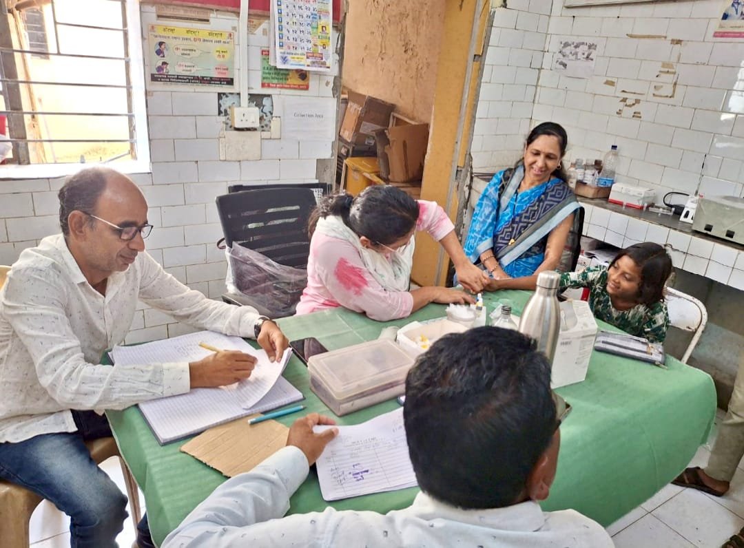 महात्मा फुले हायस्कूलमधील सर्व विद्यार्थ्यांची ग्रामीण रुग्णालयातर्फे मोफत रक्तगट तपासणी !….