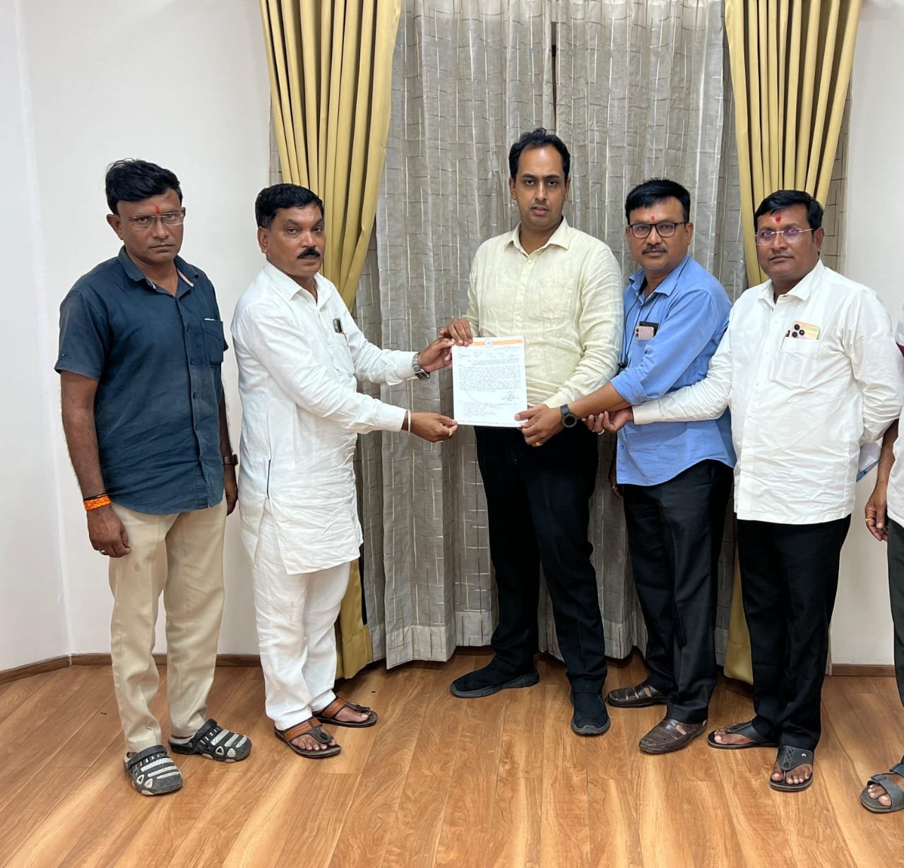 “खतेटंचाईसाठी शिवसेनेचा आवाज बुलंद: शेतकऱ्यांच्या हक्कासाठी जिल्हाधिकाऱ्यांना निवेदन!”