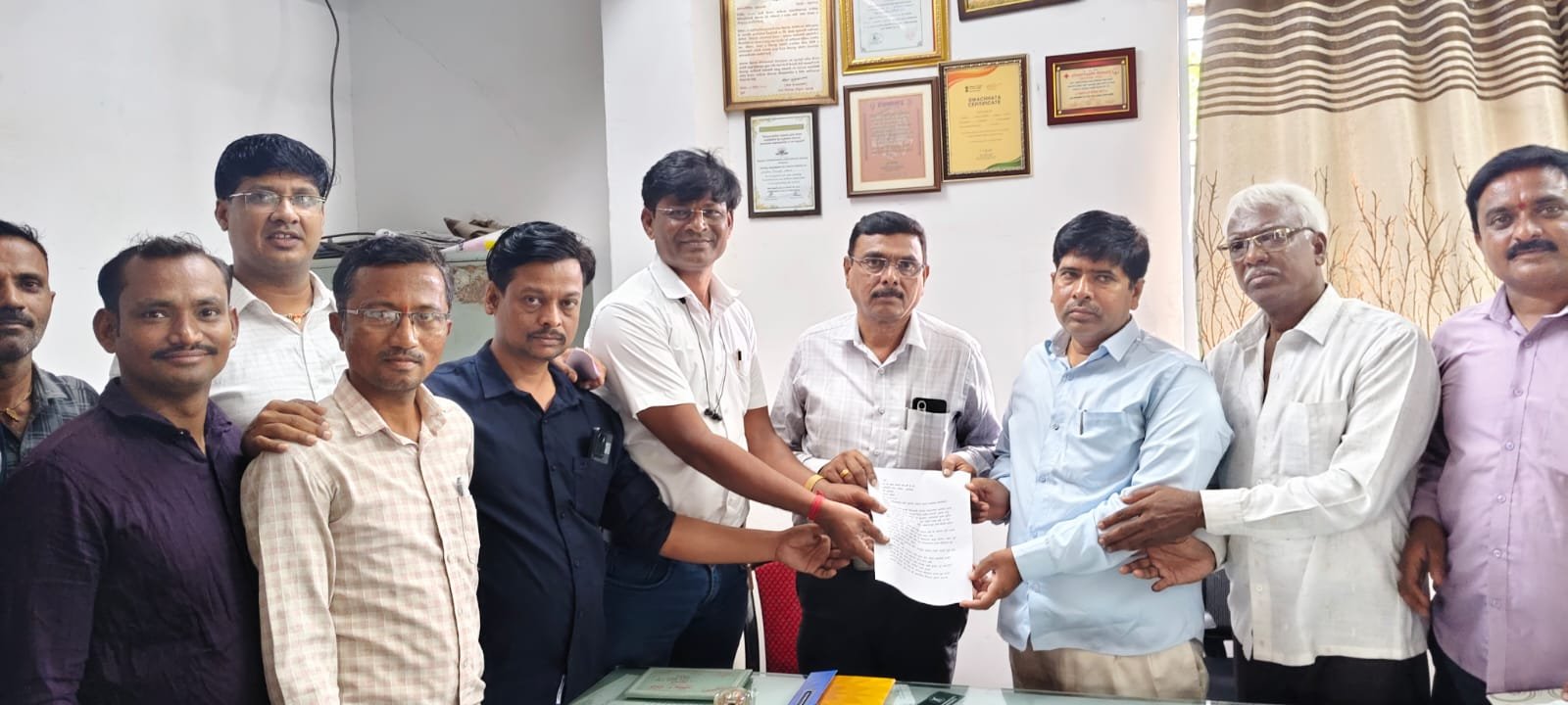 कॉलनीत समस्यांचा स्फोट – नागरिकांचा प्रशासनाला जाब!”  “सुविधांशिवाय घरपट्टी वाढ! शिवशक्ती कॉलनीतील नागरिकांचा संताप उफाळला – आंदोलनाची तयारी!”