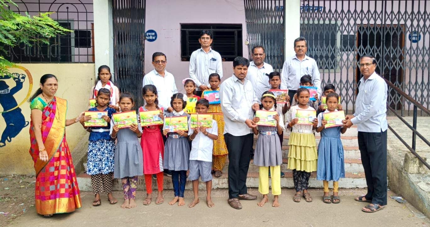 आढावे परिवाराकडून विद्यार्थ्यांना शैक्षणिक साहित्य व मिष्ठान्न पदार्थाचे वाटप