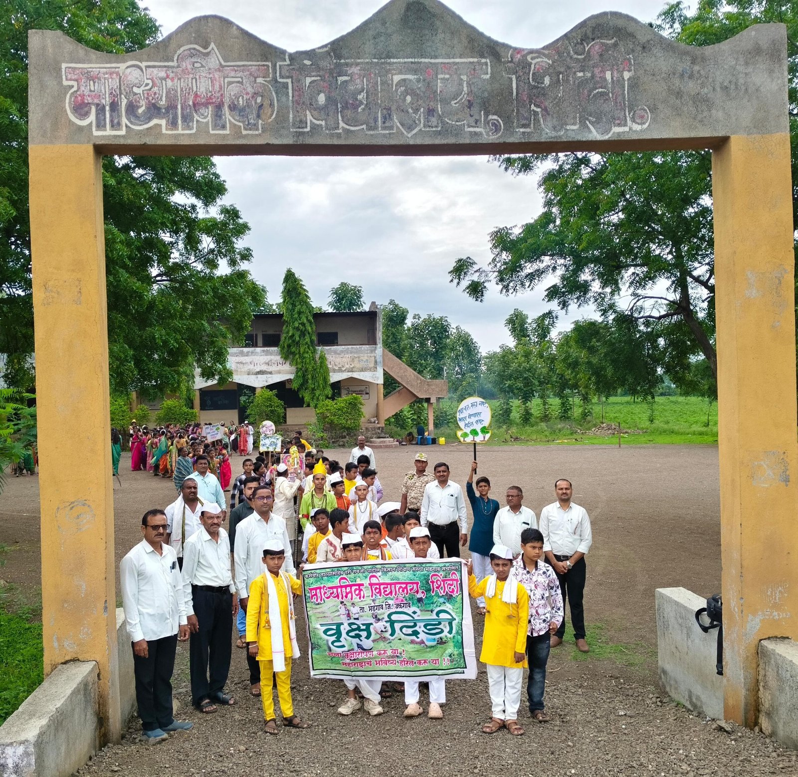 माध्यमिक विद्यालय शिंदी या शाळेमध्ये आज वृक्षदिंडी व ग्रंथदिंडी कार्यक्रम उत्साहात साजरा*