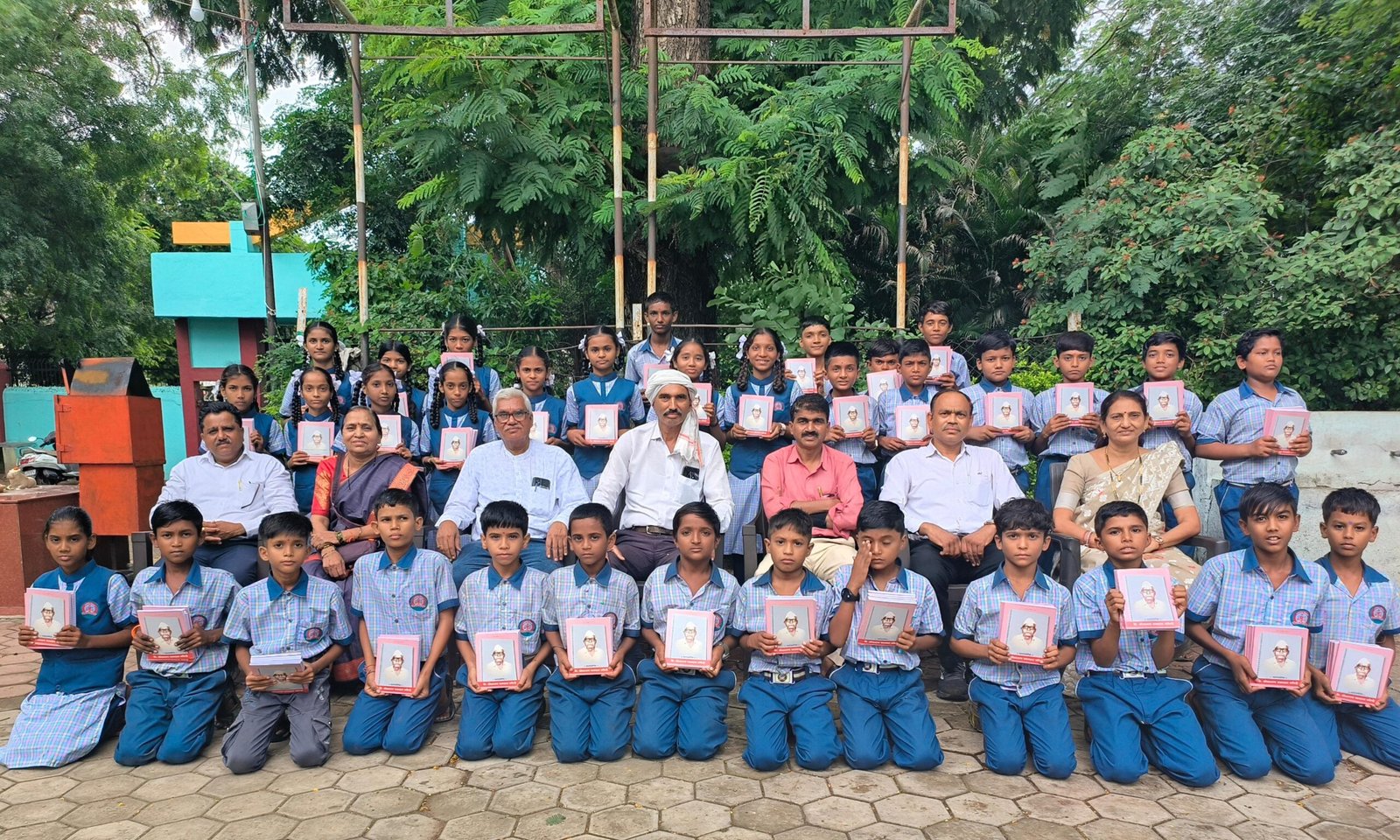 सार्वजनिक विद्यालयात गरीब,गरजू व होतकरू विद्यार्थ्यांना वह्या वाटप