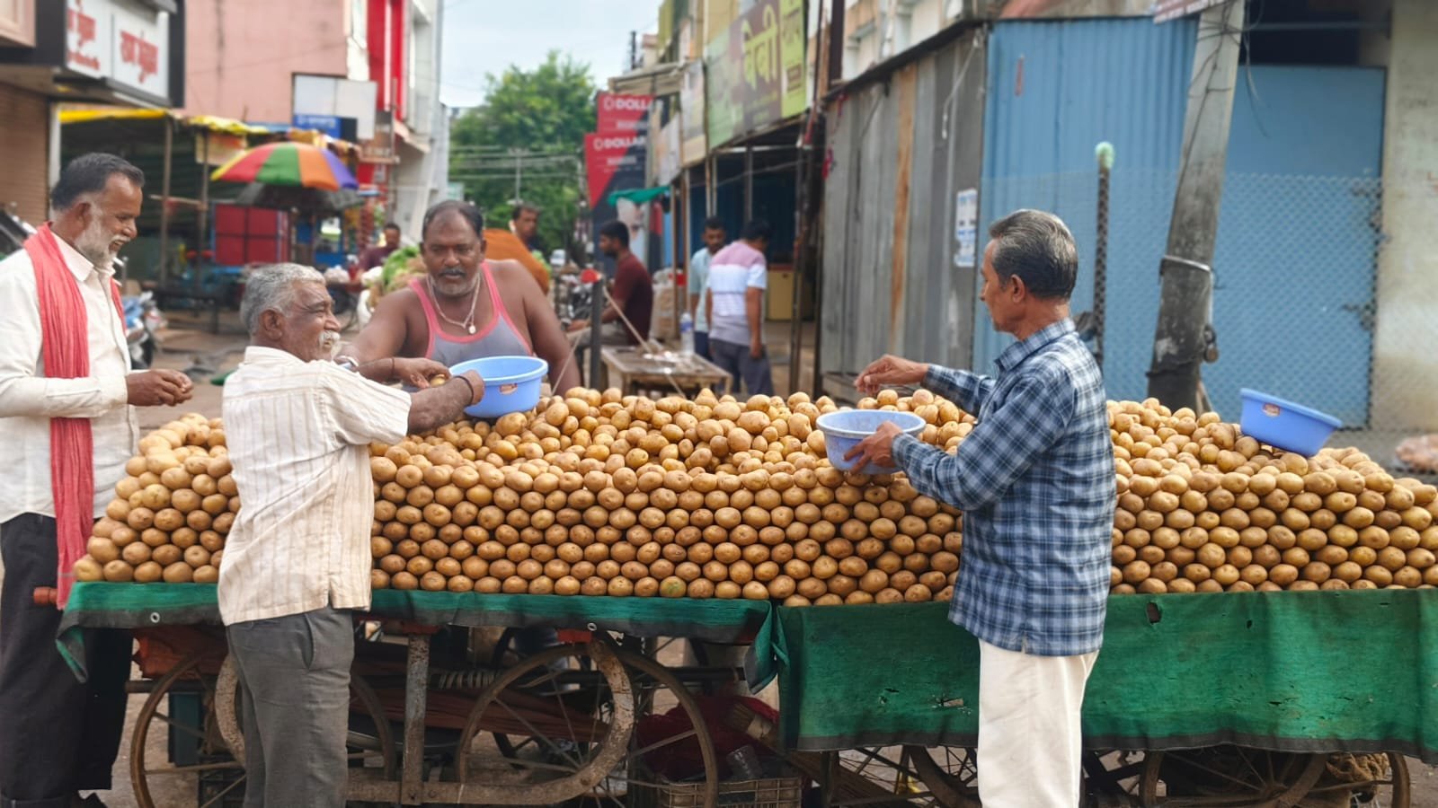 “बटाट्याच्या गोणपाटातून जगण्याची झुंज!”  महागाईच्या वणव्यात रोजगाराचा अभाव; अमळनेरातील दोन युवकांची संघर्षगाथा