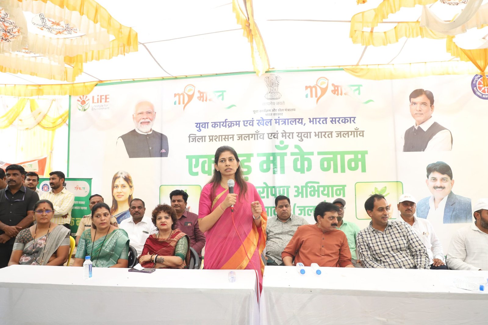 _एक पेड माँ के नाम” अभियानांतर्गत चोरवडमध्ये 2000 झाडांचे वृक्षारोपण* _ *केंद्रीय मंत्री रक्षा खडसे व वस्त्रोद्योग मंत्री संजय सावकारे यांच्या उपस्थितीत युवकांचा उत्स्फूर्त सहभाग*