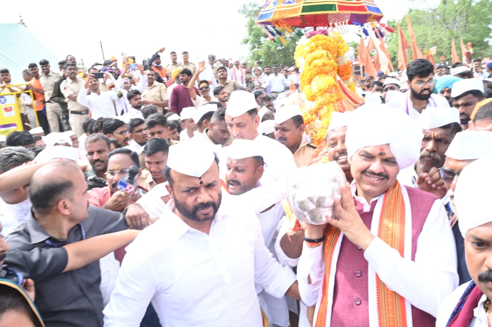 मुख्यमंत्री देवेंद्र फडणवीस यांच्याकडून श्री संत ज्ञानेश्वर महाराज पालखीचे दर्शन*