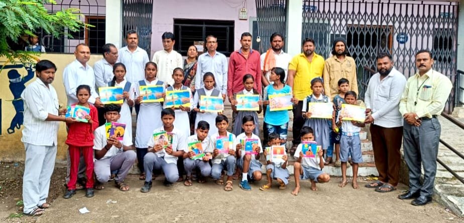 महात्मा फुले हायस्कूल येथे पापाशेठ वाघरे मित्रपरिवाराकडून शैक्षणिक साहित्य वाटप !…