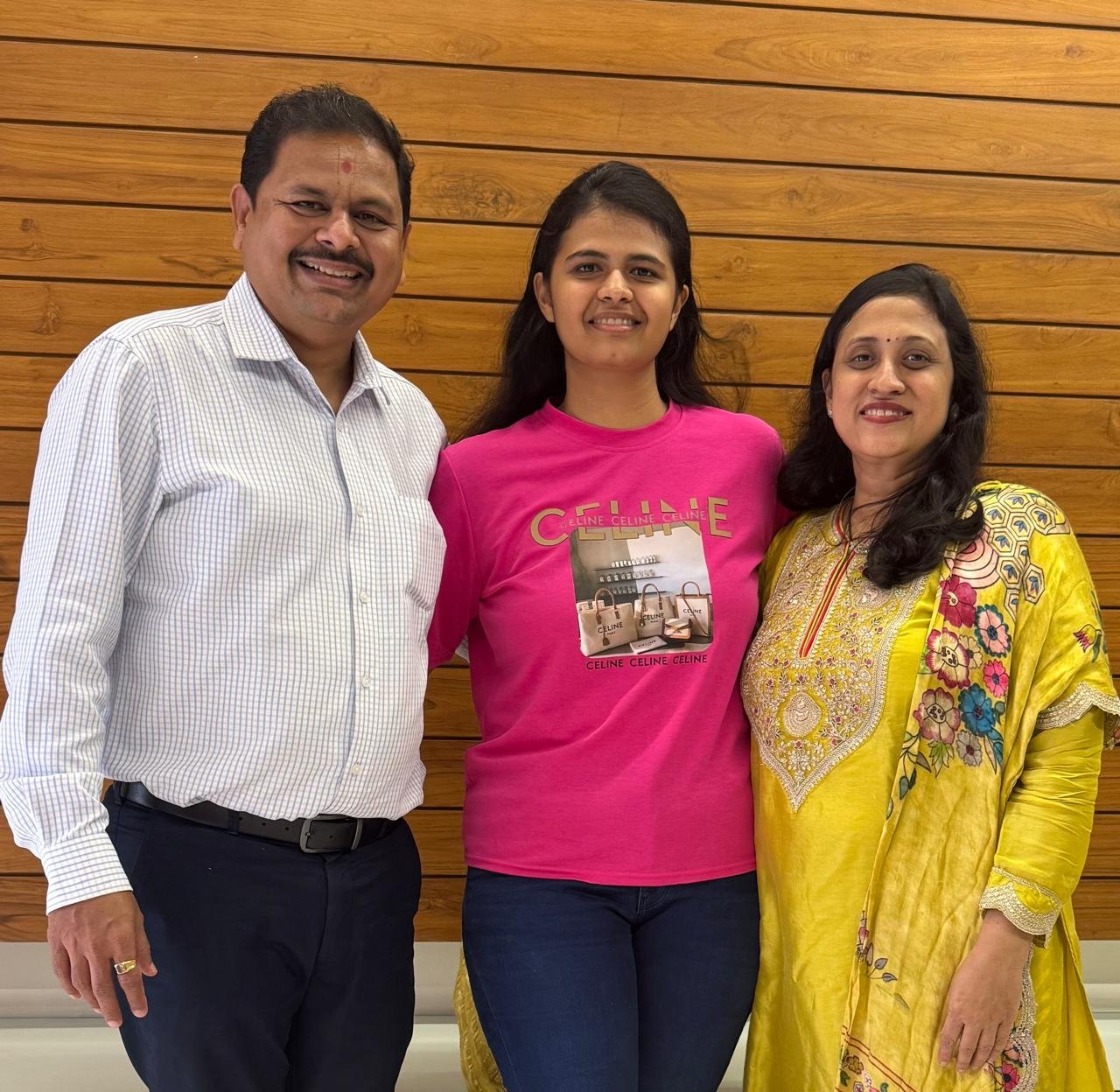 अग्रवाल परिवारातील सुकन्या यशवी झाली सी.ए.उत्तीर्ण  एकाच परिवारात सहा सी. ए.असलेला गुणी परिवार