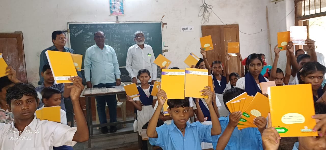 स्मृतीमध्ये संवेदना – विद्यार्थ्यांच्या हाती ज्ञानाची वही”  ,  भुसावळ म्युनिसिपल हायस्कूलमध्ये 125 वह्यांचे वाटप – एक प्रेरणादायी उपक्रम