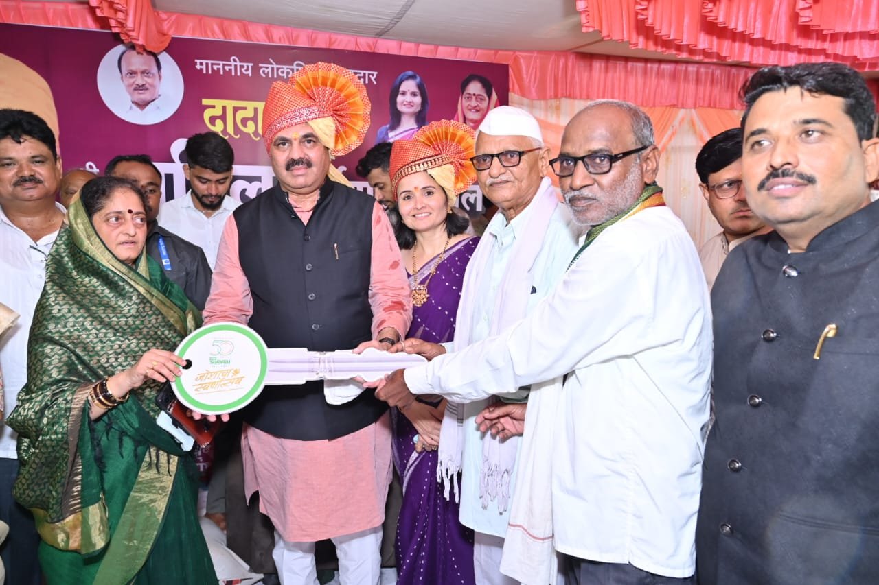 महाराष्ट्रातील पहिली बाजार समिती – मापड्यांसाठी लॉकर सुविधा आणि शेतकऱ्यांसाठी बैलसाज- माजी मंत्री तथा आमदार अनिल पाटील ,अमळनेर कृषी बाजार समितीचा अनोखा उपक्रम – शेतकऱ्यांना साज, विद्यार्थ्यांना साहित्य, मापड्यांना लॉकर