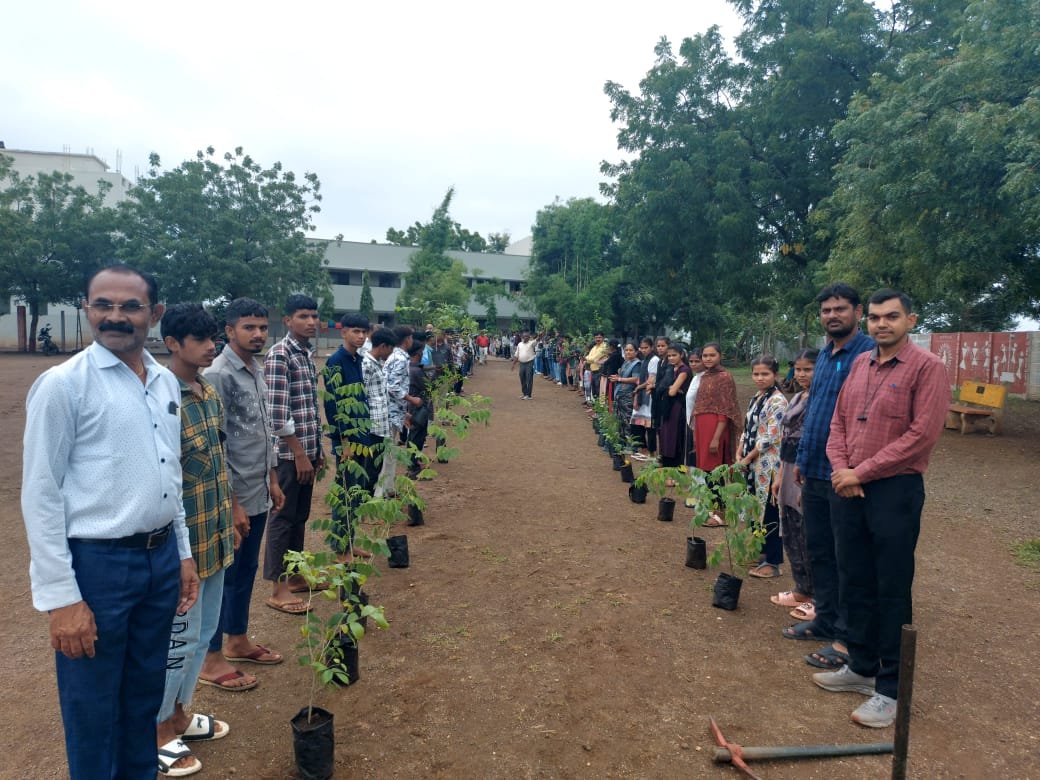 “मियावाकीचे जादू: पिंपळे आश्रमात ‘२:०२’ चा अनोखा मुहूर्त, पर्यावरणाच्या नव्या पर्वाची बीजं!”