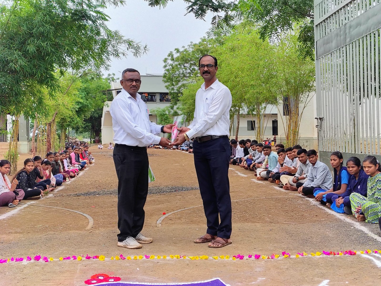 टाळ्यांच्या गजरात गुरूंना अभिवादन – पिंपळे येथील आश्रमशाळेत गुरुपौर्णिमा उत्साहात साजरी