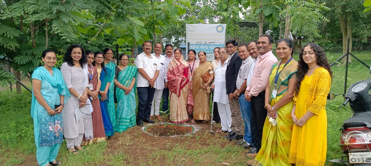 नवीन शैक्षणिक धोरण 2020 नुसार समाजकार्य विषयाचा अभ्यासक्रम आराखडा निश्चितीसाठी कार्यशाळा  खासदार स्मिताताई वाघ यांनी केले उद्घाटन व वृक्षारोपण
