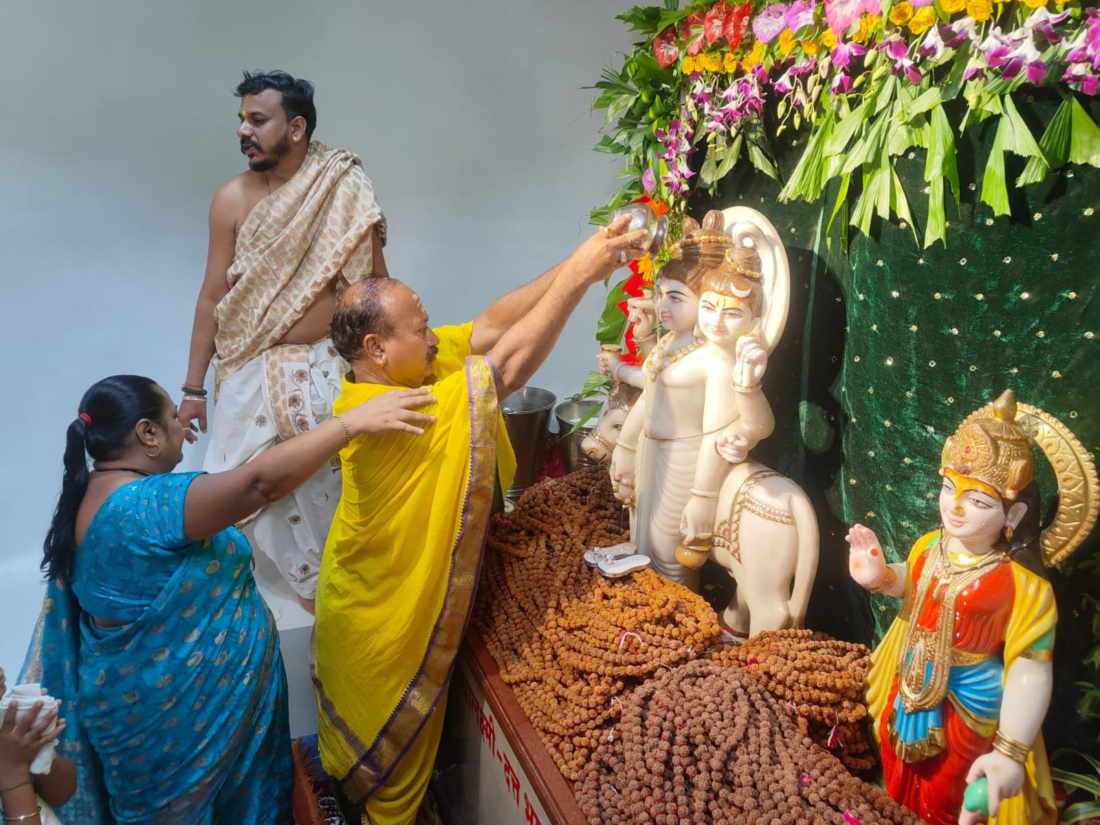 श्री मंगळग्रह मंदिरात गुरुपौर्णिमेनिमित्त लघुरुद्राभिषेक व फुलांनी सजलेली भक्तीमय आरास!