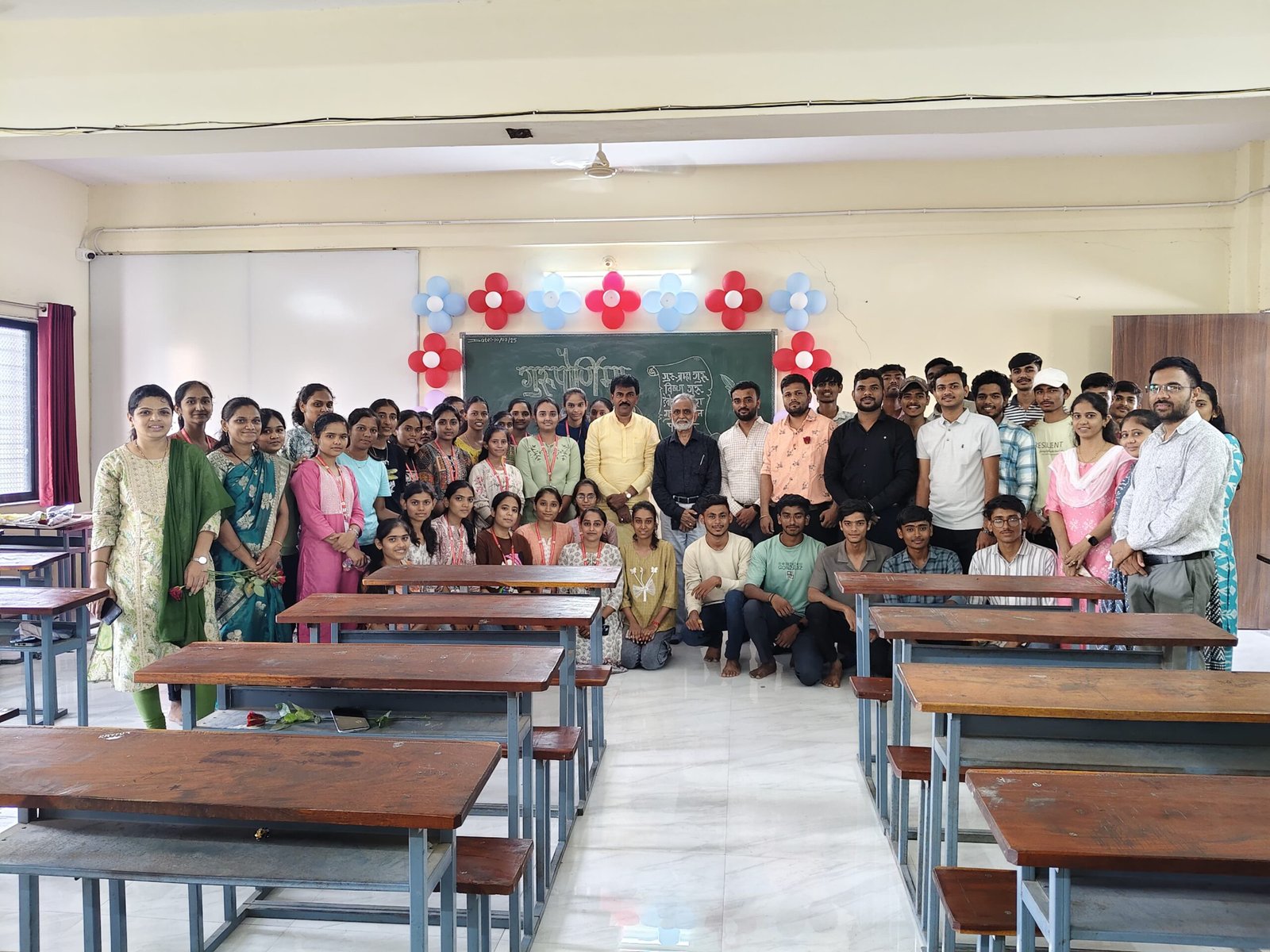 फार्मसी महाविद्यालयात विद्यार्थ्यांकडून गुरुपौर्णिमा साजरी*