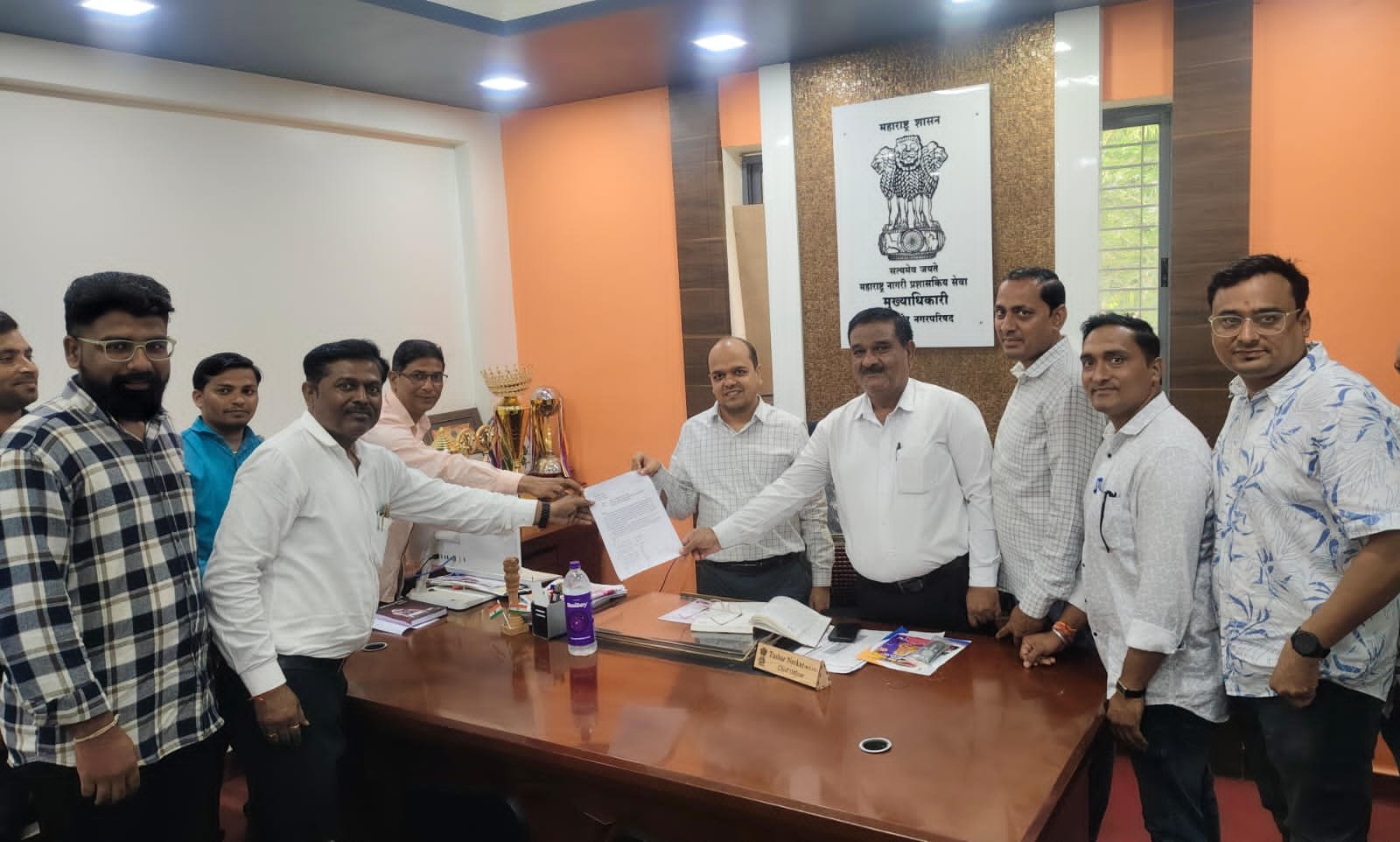 पिंपळेरोड व ढेकूरोड परिसरासाठी स्वतंत्र स्मशानभूमीची मागणी  , पिंपळे रोड परिसरातील समस्त नागरिकांचे मुख्याधिकारी यांना निवेदन